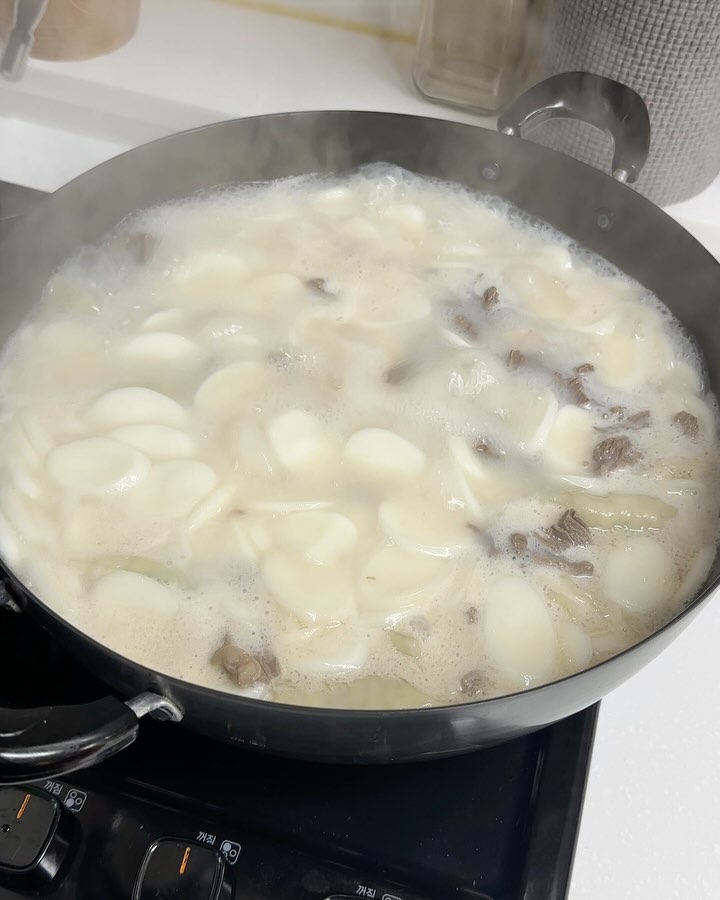 🐂 다들 설 명절 잘 보내셨나요?! 🐂

#협찬
저는 이번 설 명절에는 해남 할머니댁에 가지 않고
처음으로 세종 본집에서 부모님과 함께 보냈어요~

설 명절 하면 [떡국] 이잖아요! 

이번에 좋은 기회로 [당신의 부엌 - 한우사골농축액]을 제공받아
떡국을 해 먹어봤는데… 이거 진짜 장난아닙니다.

평소에도 사골곰탕을 사서 끓이는 편인데
이거 맛 보고는 저희 엄마도 깜짝 놀라서 도대체 이거 뭐냐며…ㅋㅋㅋ

완전 농축되어 있어서인지 담백하고 국물도 진하고👍🏻👍🏻

*** 끓여먹는 방법도 간편!!

✔️ 냄비에 물 350ml 넣고 끓인 뒤, 사골농축액 넣고 1분 더 끓이기
✔️ 기호에 맞춰 파, 소금 간 !!! 편육 또는 소면 넣어도 👍🏻

*** 캠핑 & 간편 조리법

✔️ 뜨거운 물에 사골농축액 1포만 넣어도 완성
✔️ 전자렌지 전용 그릇 물 380ml + 농축액 3~4분 조리하면 👍🏻

다들…진짜 한번 먹어보시길…🥹

#광고 #한우사골곰탕 #한우사골농축액 #아기곰탕 #간편요리스틱 #아침식사 #해외여행필수품 #떡만두국 #떡국 #국물요리육수