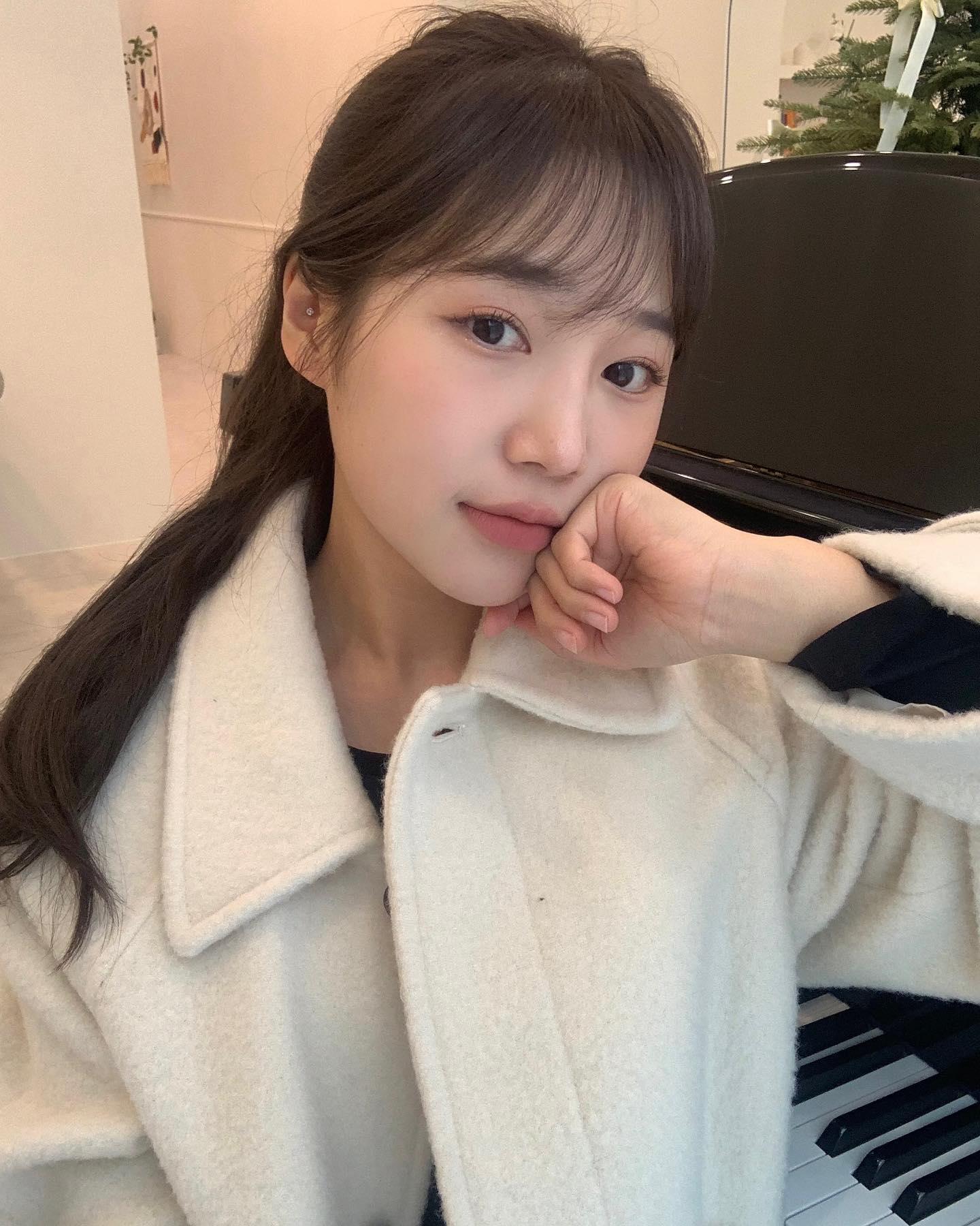 립 베이스 제품 처음 써보는데 완전 신세계..✨
에이치 블러틴트는 원하는 립 표현을 위한 기초 제품이에요!

예쁘게 바르는 꿀팁!
블러틴트는 베이스 립 컬러라 젤 먼저 바르시고 그 위에 평소 바르는 포인트 컬러의 립을 안쪽부터 그라데이션으로 발라주세요!
2호 라이블리 컬러는 블러셔로도 사용하면 뽀용하니 댕 예쁨....💗

런칭 프로모션은 1/25일부터 31일까지 헤메코 랩에서
✔️데일리+라이블리 37,000원->27,750원
✔️단품 1개 18,500원-> 15,725원 
더 자세한 프로모션은 헤메코에서 확인해 주세요 :)

#에이치블러틴트 #헤메코 #블러틴트 #베이스립
#셀스타그램 #셀카 #셀피 #selfie