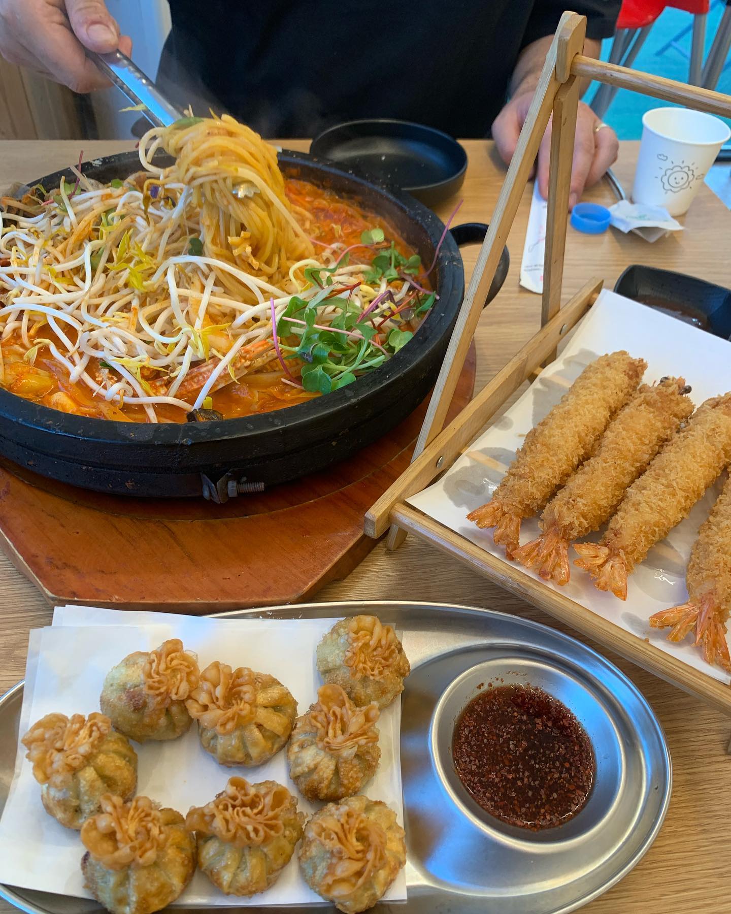팔공산 드라이브하고 들렸떤 팔공산 돌짬뽕집!
국물이 자작한 매콤한 돌짬뽕이 
넘 맛있어서 2-3인분 짜리에
군만두, 새우튀김까지 둘이서 순삭 :)
다음에는 돌짜장에 파김치 곁들여서 또 먹어봐야지!

#팔공산#팔공산맛집 #팔공산돌짬뽕 #대구돌짜장#대구돌짬뽕#대구맛집#돌짬뽕