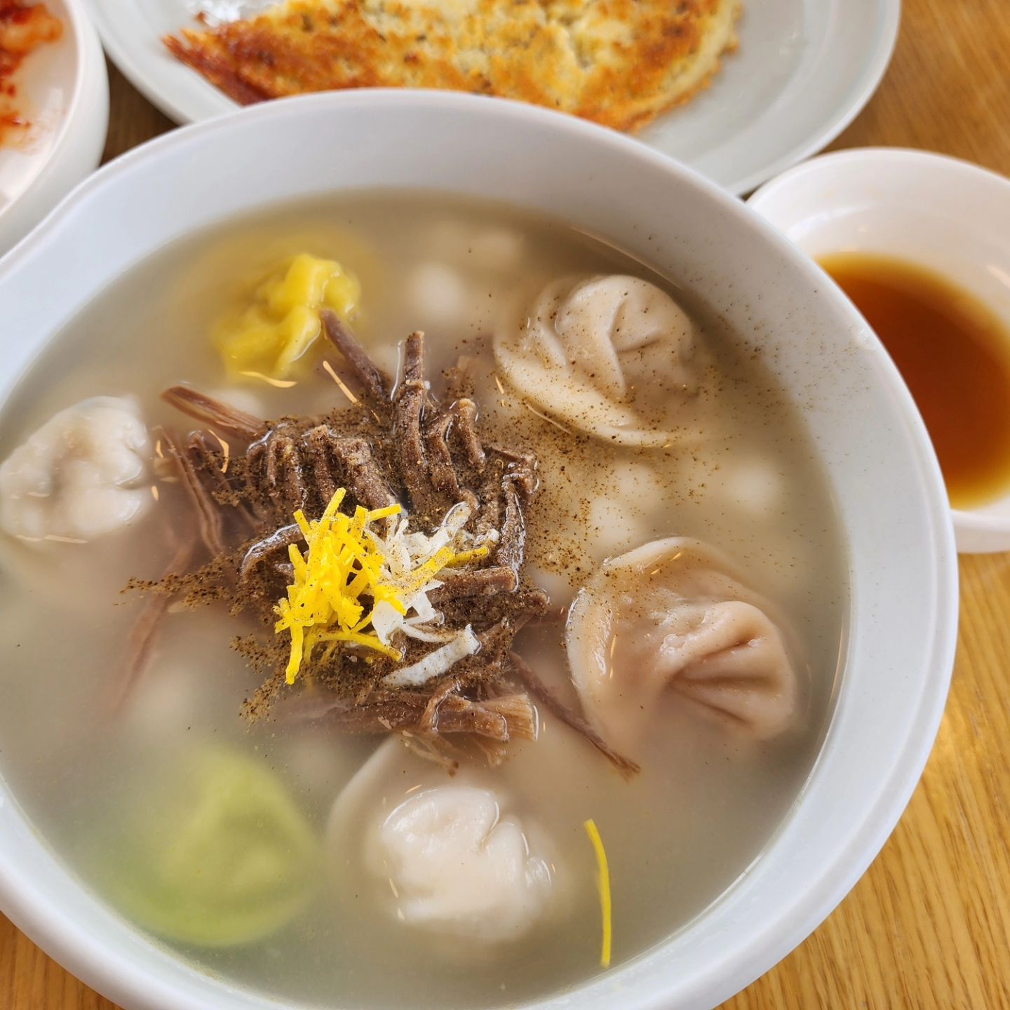 #이열치열
#떡만두국
#빈대떡
엄마 손맛 생각나게 하는 #양배추김치 #재봉틀 까지~

부암동 만두국집 뷰가 ^.^ 
자극적이지 않은 슴슴한 맛도 좋으네요