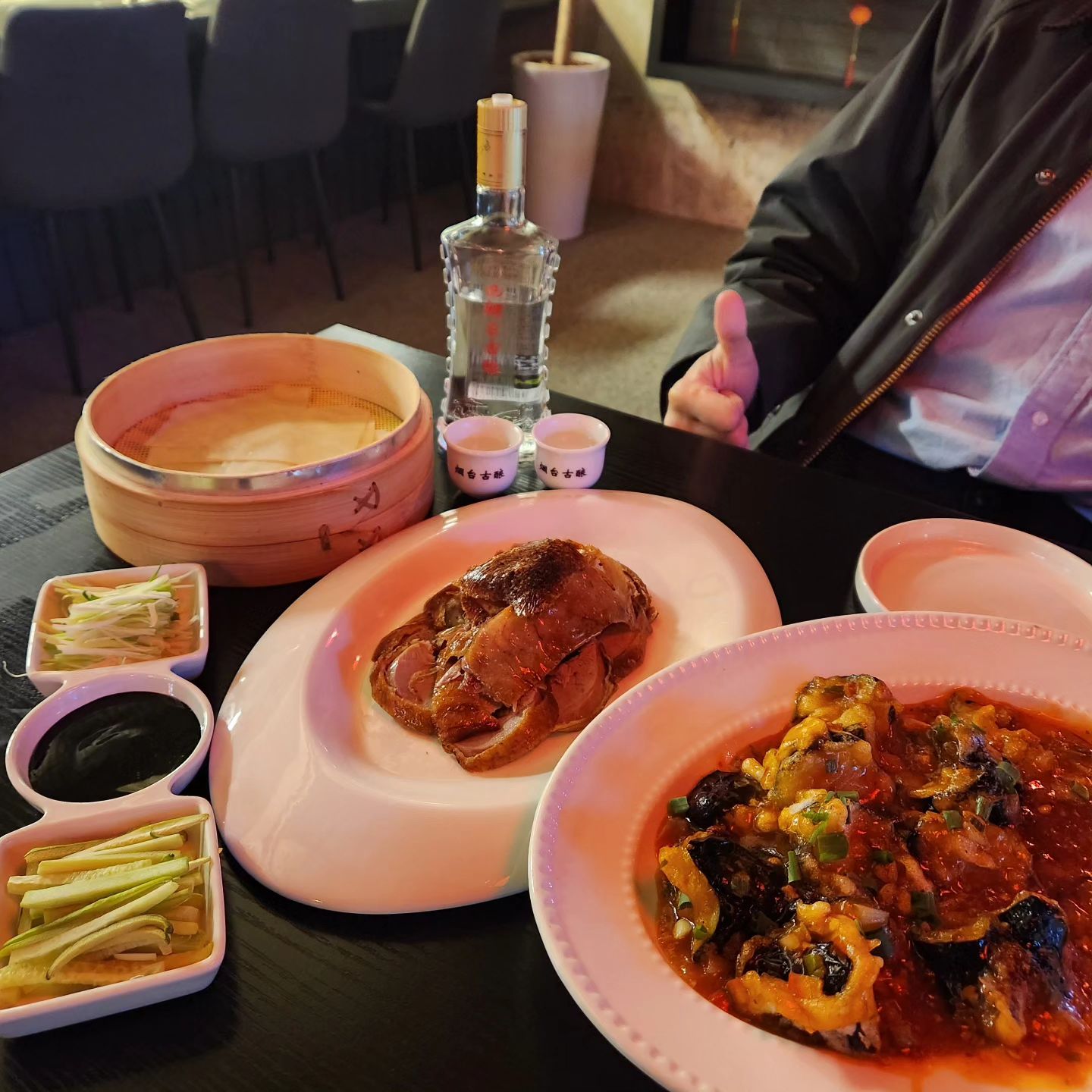 .
취했지만 행복해따,,,
대전에서 베이징덕 맛집을 찾았댜 무려 집근처라니
예전에 회식으로 갈뻔했던 미림양장
베이징덕 먹으러 또 가야디 가야디!!!!
.
.
#미림양장 #미림양장봉명점
대전 유성구 온천북로59번길 35 2층 201호 / 봉명동 642-4
매일 17:00~01:00 (LO 00:20)