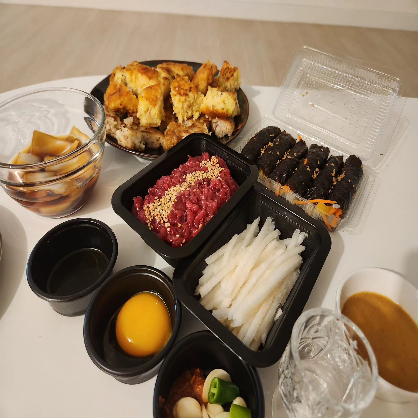 .
내 급여날은 10만원어치 소곱창에 푸리미엄 오뎅빠가자는 남자가..

자기 급여날에는 3만원어치 #광장시장 에서 사들고와서 한잔하자는 그냥 같이 사는 집친구
🤣🤣🤣🤣

오늘은 하린이 공부고 뭐고 없이 다 놀자판^^

12시까지 잘 놀았다

#집구석잘돌아간다
