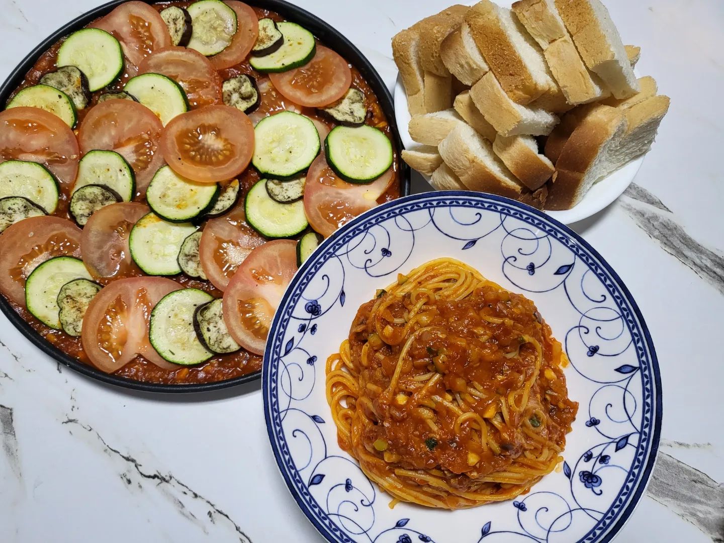 연말모임♥️ 맛있는거 많이먹었다! 
형부가 만들어준 라따뚜이 너무 맛있음!
다음에 또 해주실꺼죠~🤭

#연말 #가족모임 #연말파티 #연말분위기 #라따뚜이 #홈파티 #막창 #소곱창 #갈비 #피자 #배부르다