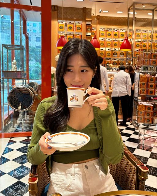  ᴡᴏᴏ ʀɪ •ᴥ• on Instagram: "커피계의 에르메스로 불리는
싱가포르 바차커피 ☕️♥️

알록달록 패키지도 예쁘고
고급스러워서 선물용으로도 좋아요!"