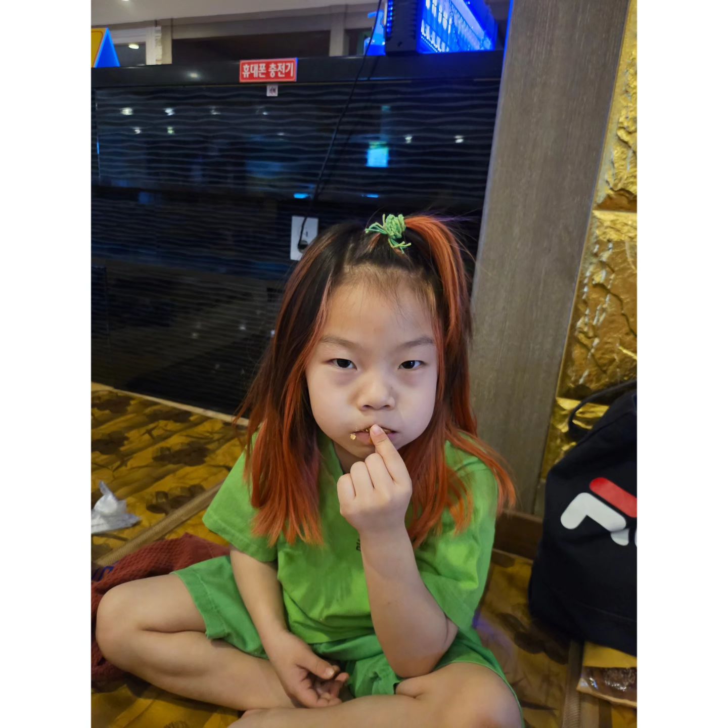 날씨추울때는 찜질방이 최고지!!
평일이라 놀이방을 안했지만 여기저기 돌아다니며 제일 잘놀다왔다
잠깐 한눈팔면 모르는 사람들한테가서 이모~하며 얘기하고 이모들 키잃어버린것도 찻아주고 놀아주고 ㅋㅋㅋ인싸네인싸여~
.
.
.
.
.
#찜질방 #좋아하는애 #계란만 #몇개째인지 #아이스크림도 #2개 #ㅋㅋㅋ