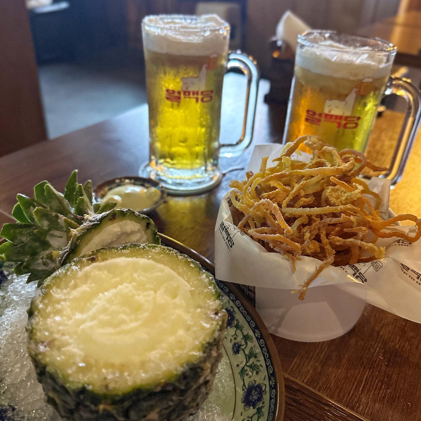 #협찬 🏷️울산달동얼맥당

울산 달동에 위치한 핫플 얼맥당
찐얼음맥주를 맛볼 수 있는곳이였어요🍻

.

🍺뼛속까지 시원해지는 얼맥당 특허 맥주칩

🍺얼음맥주 맥주칩 무한리필

🍺기본안주로 주는 영화관st 팝콘

🍺8인 이상 단체 방문 가능

.

뼛속까지 시원해지는 얼음칩 맥주에
마약진미채튀김과 파인애플샤베트를 조합💗
그냥 먹어도 맛있는 진미채튀김은 와사마요소스에 찍먹하니까 
너무 맛있어서 계속 손이 가더라구요👍🏻
파인애플샤베트는 달콤하면서 시원한맛이
얼맥이랑 더 잘어울리더라구요🍍
얼맥당은 치킨도 맛있는데 다음엔 치킨 주문해야지🥹

8인 이상 단체 방문도 가능해서 모임장소로도 좋은 얼맥당🍺
신청곡도 받아서 내가 원하는 bgm도 들을수 있어요🎵
기본안주로 주는 짭쪼름란 영화관st팝콘까지
맥주안주로 완벽했어요💗
✅팝콘은 추가시 2000원 비용 발생해요
안주도 다양하고 가격도 저렴해서 가성비핫플로 인정✨

-
-

#협찬 #울산달동술집 #울산달동맥주 #울산맥주집 #얼음맥주 #울산달동치킨 #달동얼맥당