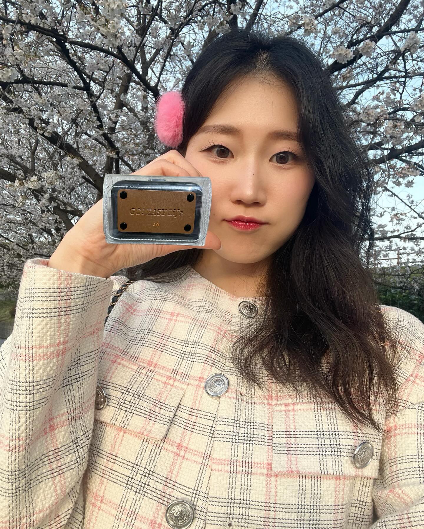 🤍신제품 출시 기념🤍
키링케이스 증정!
오픈기념 특가세일!
무료배송 무료반품!

밖에 나가면 사진 찍는다고 배터리 금방 없어지는 나에게…
진짜 너무 잘 쓰고 있고 가방에 무조건 있는 보조배터리🤍
작고 쪼꼬만한데 가볍기까지한 그리고 3만원도 안해요…😵‍💫
찐 가성비 갑 아닐까요?
솔직히 너무 크고 너무 무겁고 들고 다니기 힘들잖아요…
이럴때 진짜 너~무 좋은 #그립뱅크 gripbank.official 
저는 이니셜각인까지 해서 JA 딱 내꺼로😳🫣🤍
그리고 충전 느리면 기다리기 힘들잖아요~
그립뱅크는 진짜 30분 안되서도 금방 50% 충전이돼요!!! 
잠깐 뭐 하다가 보면 80%100% 금방된다구요…
얼른 사요 진짜🤍 진심 최고👍🏻
같이 매일 들고 다니실분❤️