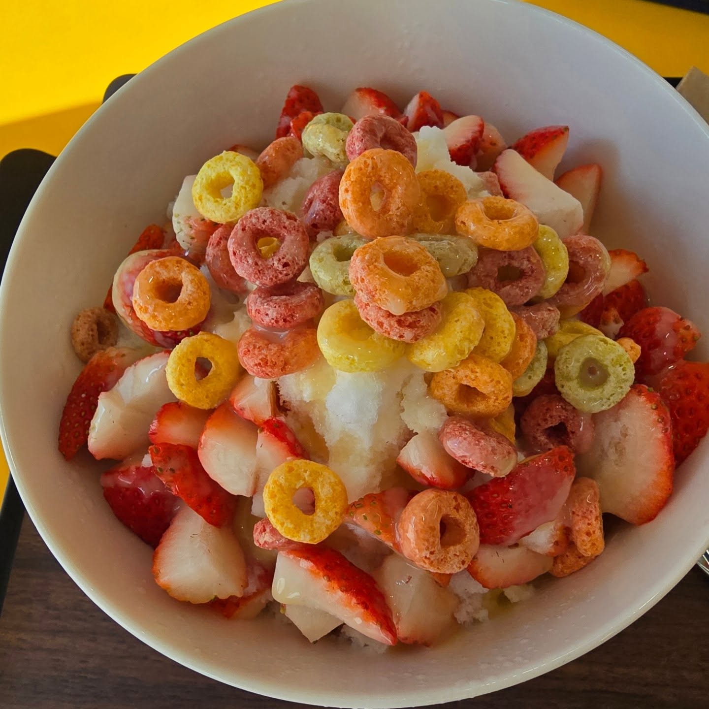 딸기빙수?
지나가다가 그냥 가봤던 곳인데
가격이 18000원 후덜덜
근데 맛은? 아... 이거 진짜 맛없다..
딸기가 이렇게 맛없는건 처음이라 놀랬다..
연유를 더 달라해서 뿌려도 도저히 맛이 안살아남..