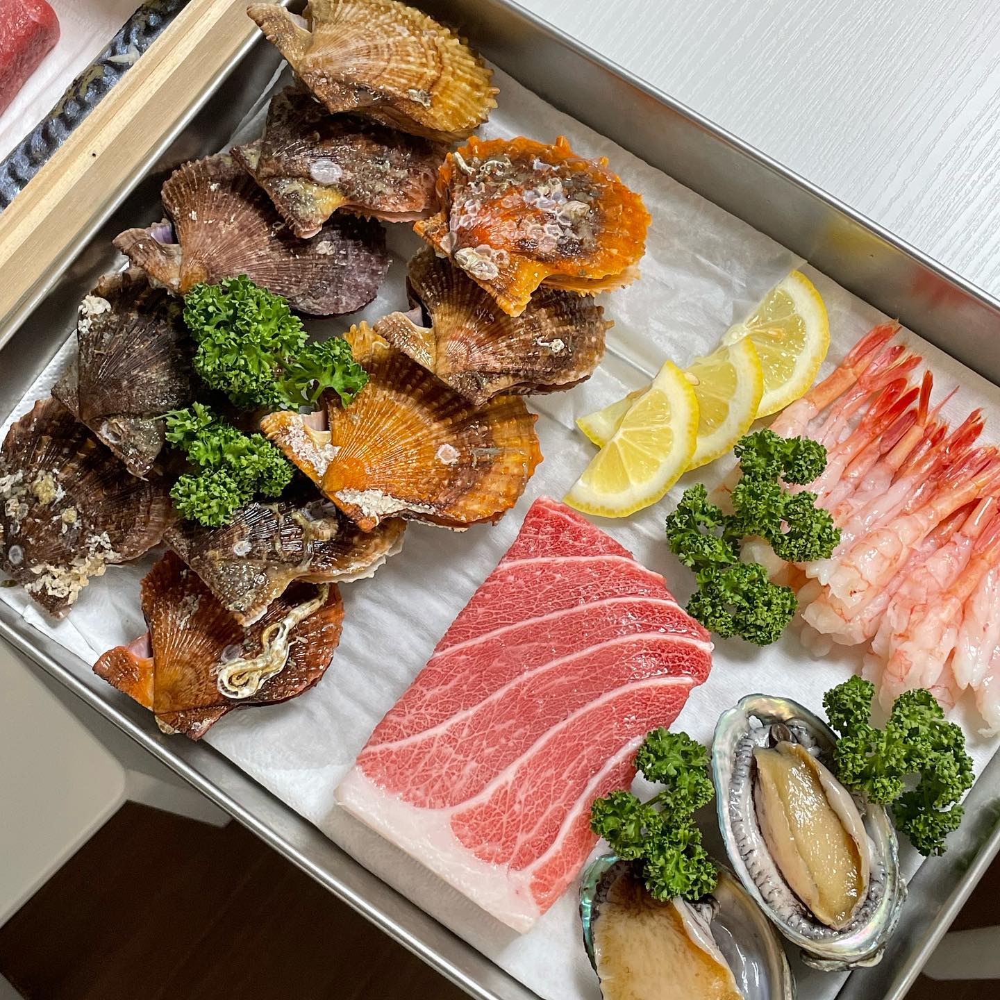점점 발전하는 홈마카세🍣

1 - 재료 준비!
2 - 자완무시
3 - 새싹샐러드
4 - 비단가리비찜
5 - 참치후토마끼
6 - 감태+참치+단새우+우니=❤️
7 - 모듬사시미
8 - 안키모(아귀간)
9 - 곤이라면
10 - 붕어샤베트&파인애플

남편 덕분에 친구들과 행복한 시간🧡
근데 이러다 일식집 차리겠어...🤧

#홈마카세 #집밥 #신혼밥상 #남편요리 #요리 #먹팔