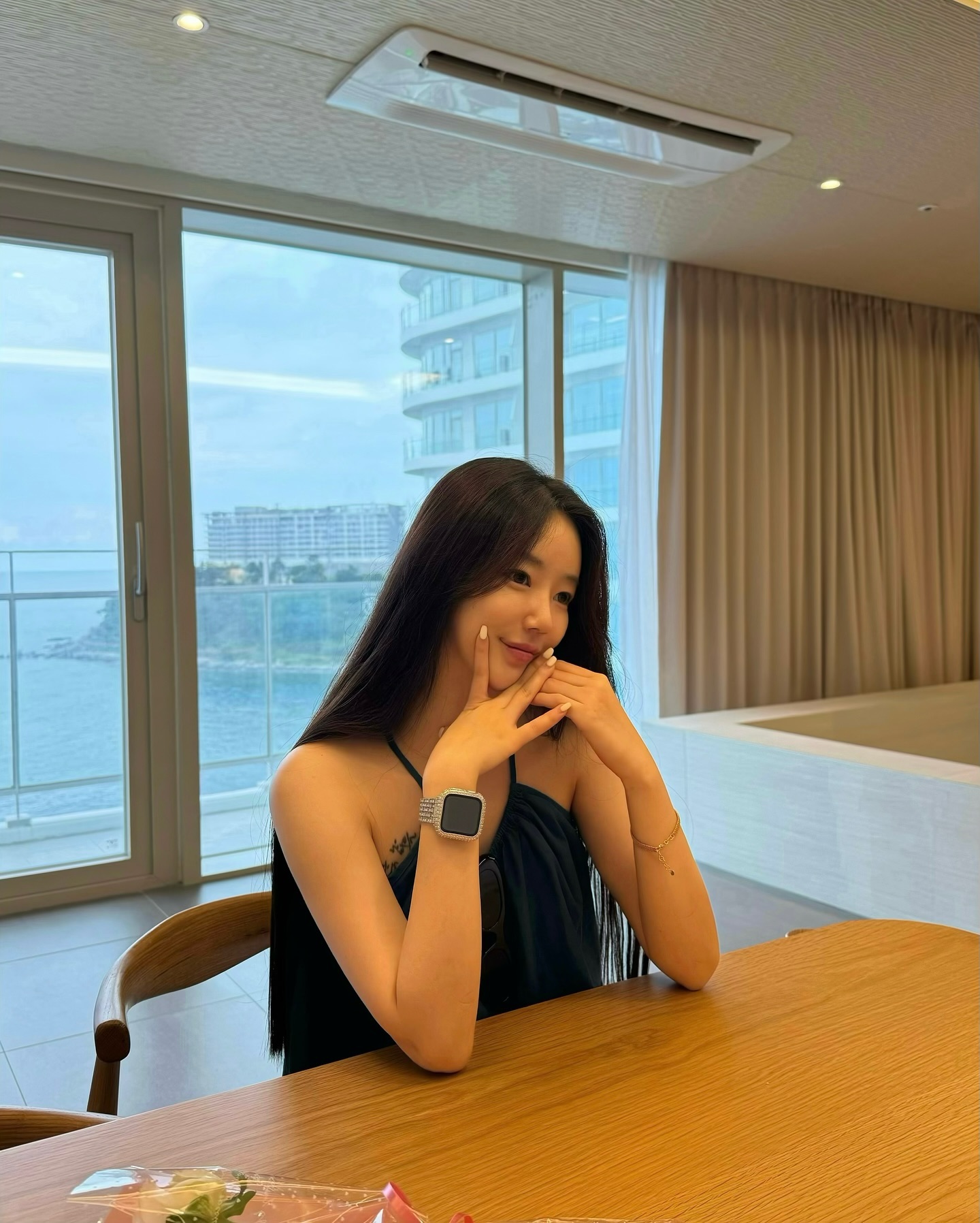 안찍겠다더니 3초만에 표정 바꿈