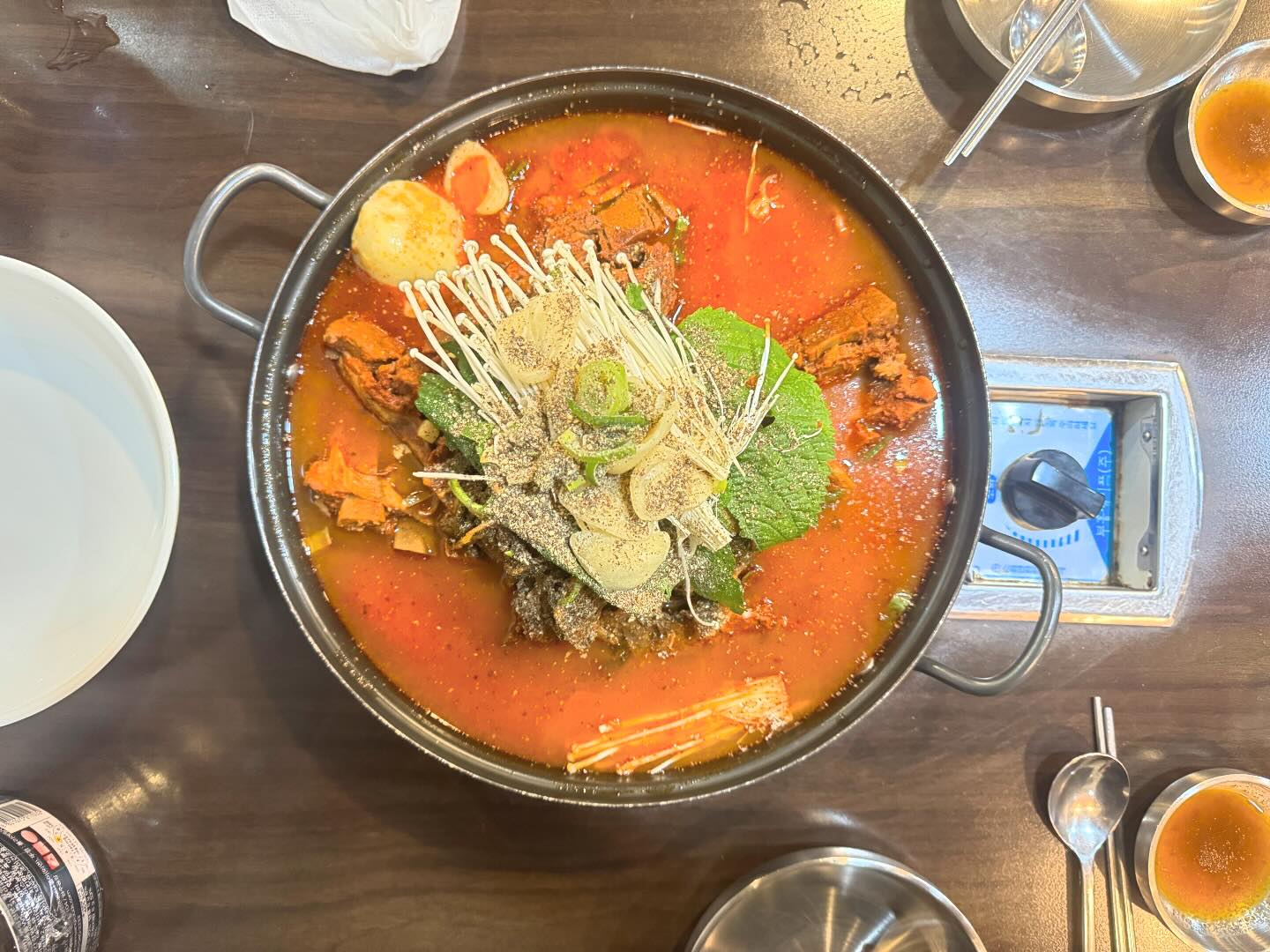 #❤️ .
뜨거운 국물에 소주 한잔🍽️

🍖칠형제 우리 감자탕🍖
📍서울 노원구 동일로 1019 원광약국
⏰매일 10:00~02:00
📞02-949-3047
✔️단체 이용 가능

📋MENU📋
 감자탕 中 39,000₩
 볶음밥 2,000₩

 원래도 빨간 국물을 굉장히 좋아하는 사람이지만, 날씨가 추워지면 얼큰한 국물 생각이 더 간절하다.
 한겨울 눈이 내릴 때면 특히나 더 땡기는 음식... 바로 감자탕!
 동네의 여러 곳에서 감자탕을 먹어보았지만, 집이랑 가장 가까운 감자탕 집은 이번에 처음 방문해보았다.

 둘이 방문 했지만, 많이 먹는 사람이라 중간 사이즈 감자탕을 주문했는데, 수북하게 쌓여 오는 감자탕의 화려한 비주얼에 눈이갔다.
 감자탕에 들어있는 뼈에 붙은 살이 굉장히 실해서 고기 덕후는 행복할 수밖에...

 볶음밥 먹으려고 감자탕 먹는 사람은 볶음밥을 굉장히 기대했는데, 사장님이 옆 테이블에서 직접 맛있게 볶음밥을 만들어 주셔서 괜히 더 맛있게 식사할 수 있었다.
.
.
.
.
.
#태릉입구맛집 #태릉입구역맛집 #공릉맛집 #공릉동맛집 #공릉역맛집 #공릉감자탕 #태릉입구감자탕 #태릉입구역감자탕 #감자탕맛집 #먹스타 #먹팔맞팔 #맛스타그램 #맛집스타그램 #한식맛집 #태릉입구회식 #태릉입구역회식장소 #공릉동모임 #공릉동외식 #사진 #공릉동회식장소 #태릉입구맛집추천 #태릉입구역맛집추천 #먹팔 #맛스타 #칠형제우리감자탕 #노원맛집 #감자탕맛집 #🍽️ 

#ezc_맛집_한식