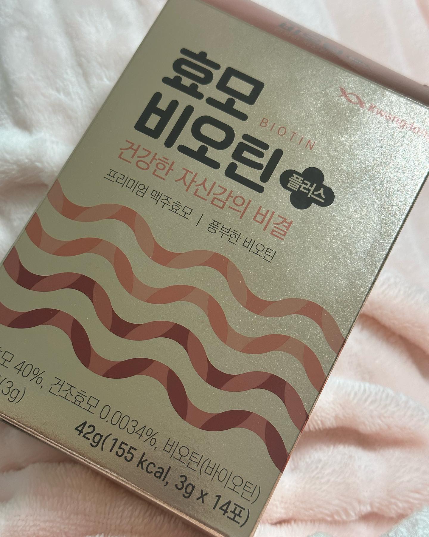#할인구매 kdcare_official #광동효모비오틴플러스 #풍성한자신감의비결
요즘 머리가 너무 많이 빠지고 
얼마 남지 않은 머리카락 보면서
지푸라기 잡는 심정으로 효모라도 먹어보자하고
먹기 시작했는데 아직까지 뚜렷한 효과는 
모르겠어요! 
환으로 되어있는데 먹기 편하지는 않네요 
ㅠㅠ 
광동에서 만든거라 믿고 먹습니다
#패션 #광동맥주효모 #모발케어고민이라면 #머리보호 #뷰티 #리뷰 #풍성한모발 #광동비오틴 #맛집 #탈모 #탈모고민 #먹방 #머리 #아나게인