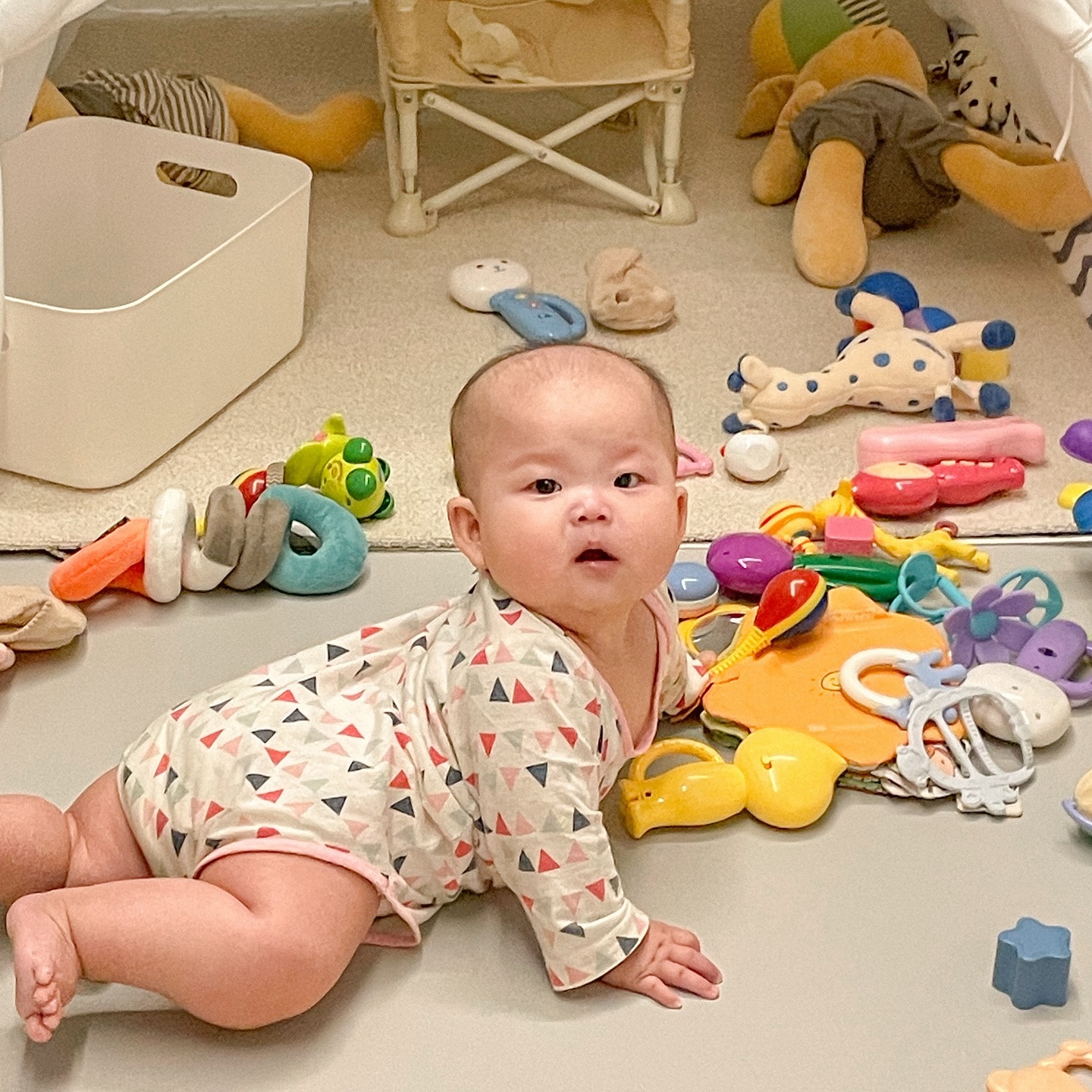 컨디션극뽁중2 
요즘은 장난감바구니에서 장난감 다 꺼내고 놀기시작🤦🏻‍♀️
서아랑 사진 재미있게 찍으면서 놀고싶다...
이앓이 금방 지나가길:)