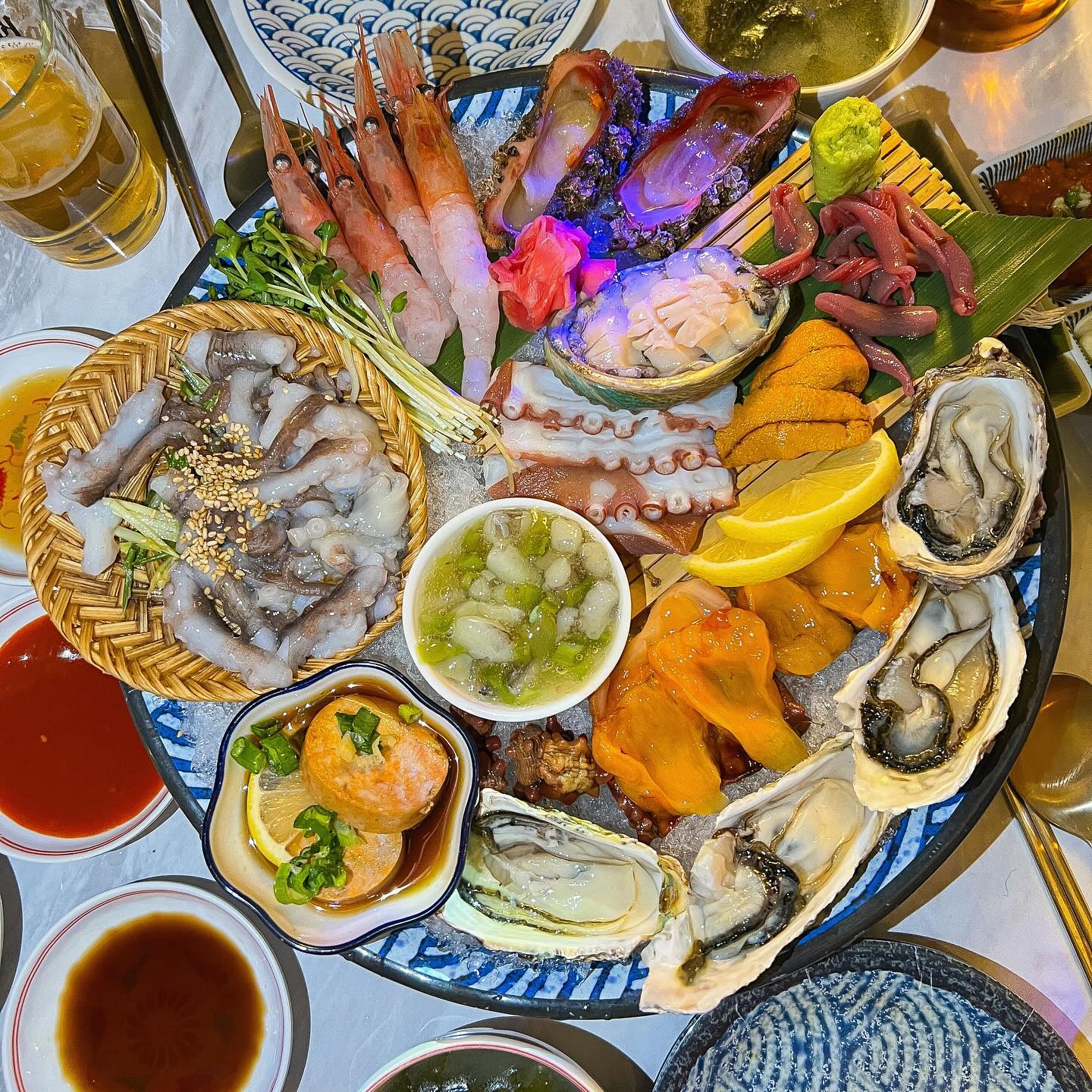 #협찬 맛있고 가성비 좋은 가게로 이미 유명한 마케집!
⠀
원래 가게되면 항상 막회를 주로 먹었는데
이번에는 해산물모둠을 주문해봤어요
⠀
🍒해산물모둠 55,000
⠀
단새우, 우니, 전복, 산낙지, 멍게, 개불
아귀간, 문어숙회, 타코와사비, 석화
쉽게 못 먹는 돌멍게까지 🤩
⠀
그냥 많다고만 생각했는데
이렇게 주르륵 나열해보니
11가지나 되는 해산물들이 나왔던거네요!
⠀
제가 방문한 사당역점은 언제가도
직원분들이 친절하시고
해산물도 항상 싱싱하고 좋았어요!
⠀
사당역에서 실패없는 모임을 하고 싶다
조용한 분위기보다는 술도 마시면서
껄껄대며 수다떨고 싶다 하는 사람들이 가면
좋을 거 같아요!
⠀
📌마케집 사당점 #사당역11번출구
주소 서울 서초구 방배천로2길 15 1층
영업 15:00 - 02:00 ( 요일별 상이 )
예약 네이버예약가능 
인스타 make.jip_sadang 
⠀
모두 새해복 많이 받으세요!
⠀
=========================
🫶🏻더 많은 맛집은 요기서!
hyezzang_e
hyezzang_e
hyezzang_e
❝팔로우, 좋아요, 저장, 공유는 ✨
더 좋은 게시물을 올리는데 힘이 됩니다❞
==========================
⠀
#마케집사당점 #사당맛집 #사당역맛집 #사당횟집
#사당역횟집 #사당데이트 #사당회식 #사당역회식
#사당술집 #사당역술집 #사당이자카야 #스토리앤미디어
#스토리앤체험단 #맛집그램 #맛스타 #맛팔
