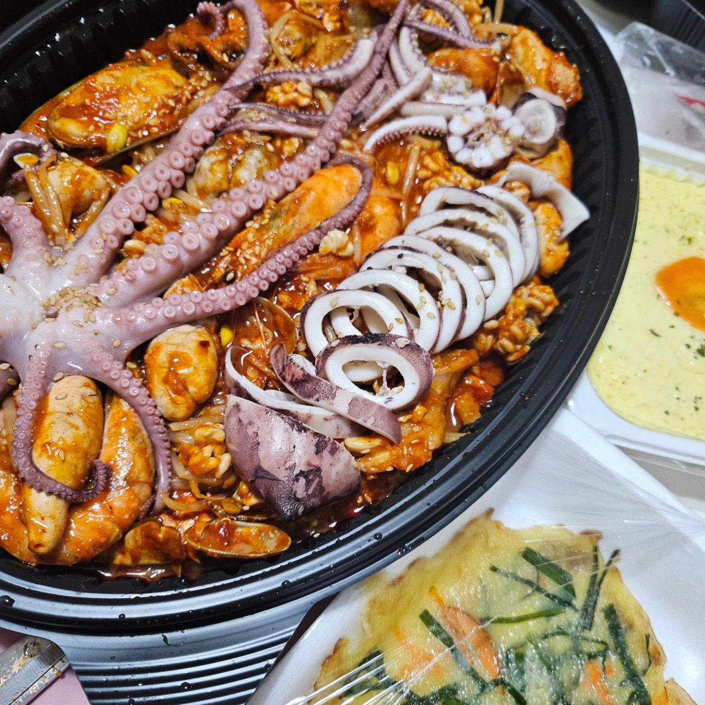 여보!! 이집 대박이야
서비스로 낙지랑 오징어를 넣어주셨어🫢
(혼자 감동해서 사진찍고 난리난리)

대문자T 남편: 그럴리가 없는데 니가 주문 잘못한거 아냐?

딩동댕
정답: 아구찜 시킨다는게 해물찜으로 잘못시킴

#내돈내산이더라
#어쩐지비싸더라
#감동한내가미워
