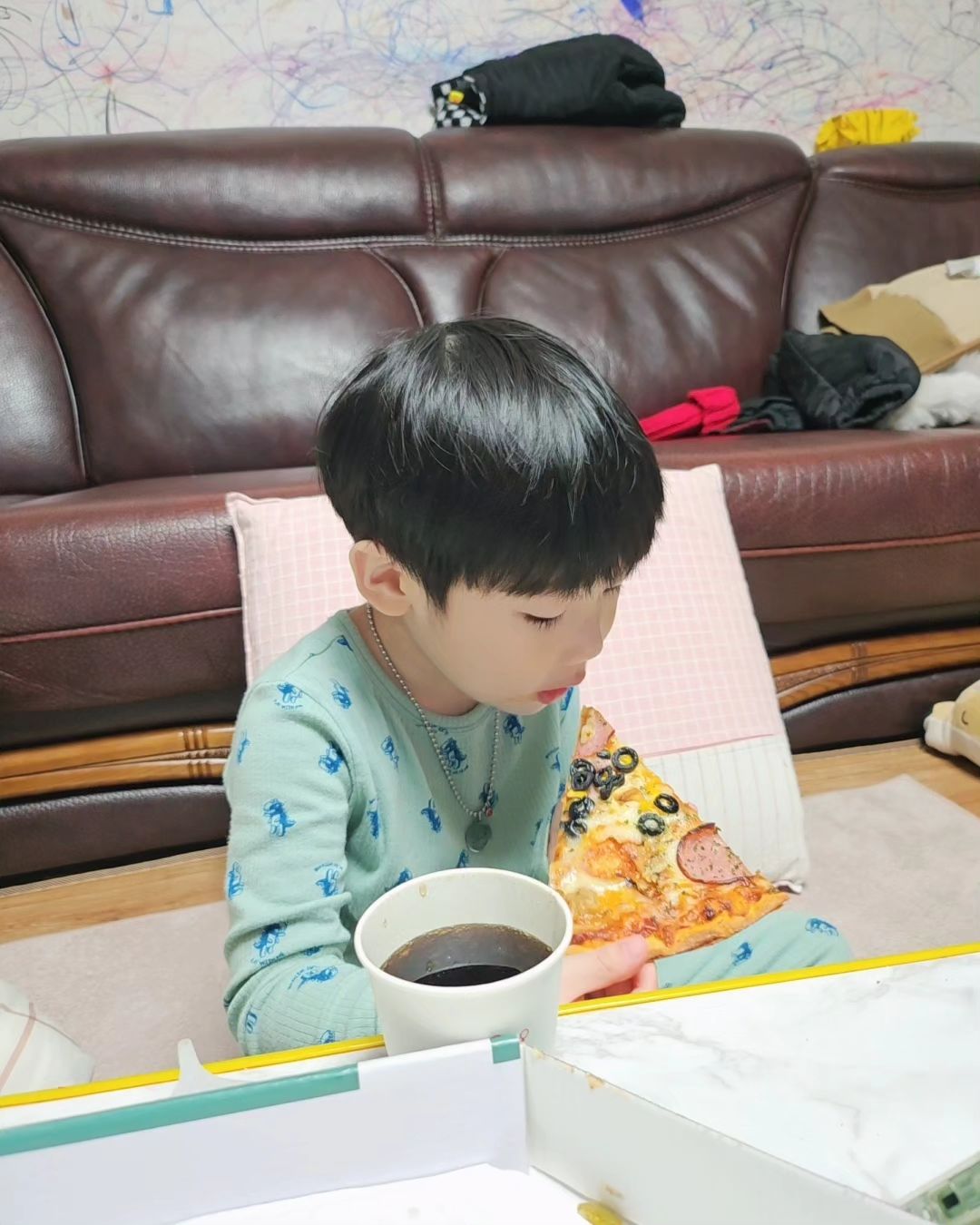 #주말끝
저녁먹기전부터ㅋㅋㅋ피자먹고싶다던~
아드님은ㅋㅋㅋ우짠일로 피자를3조각이나 먹었다!!
우와 나날이 발전중이네~
근데망했다....
김도윤이 낮잠을자서ㅠ오늘저녁에...잠안잘듯ㅋㅋ
난 지금 몸이천근만근인데ㅠㅠ
오빠미안ㅋ
내가여태 김도윤 케어햇으니 난이만~먼저 잘께👋
.
.
#끝#출근준비하자