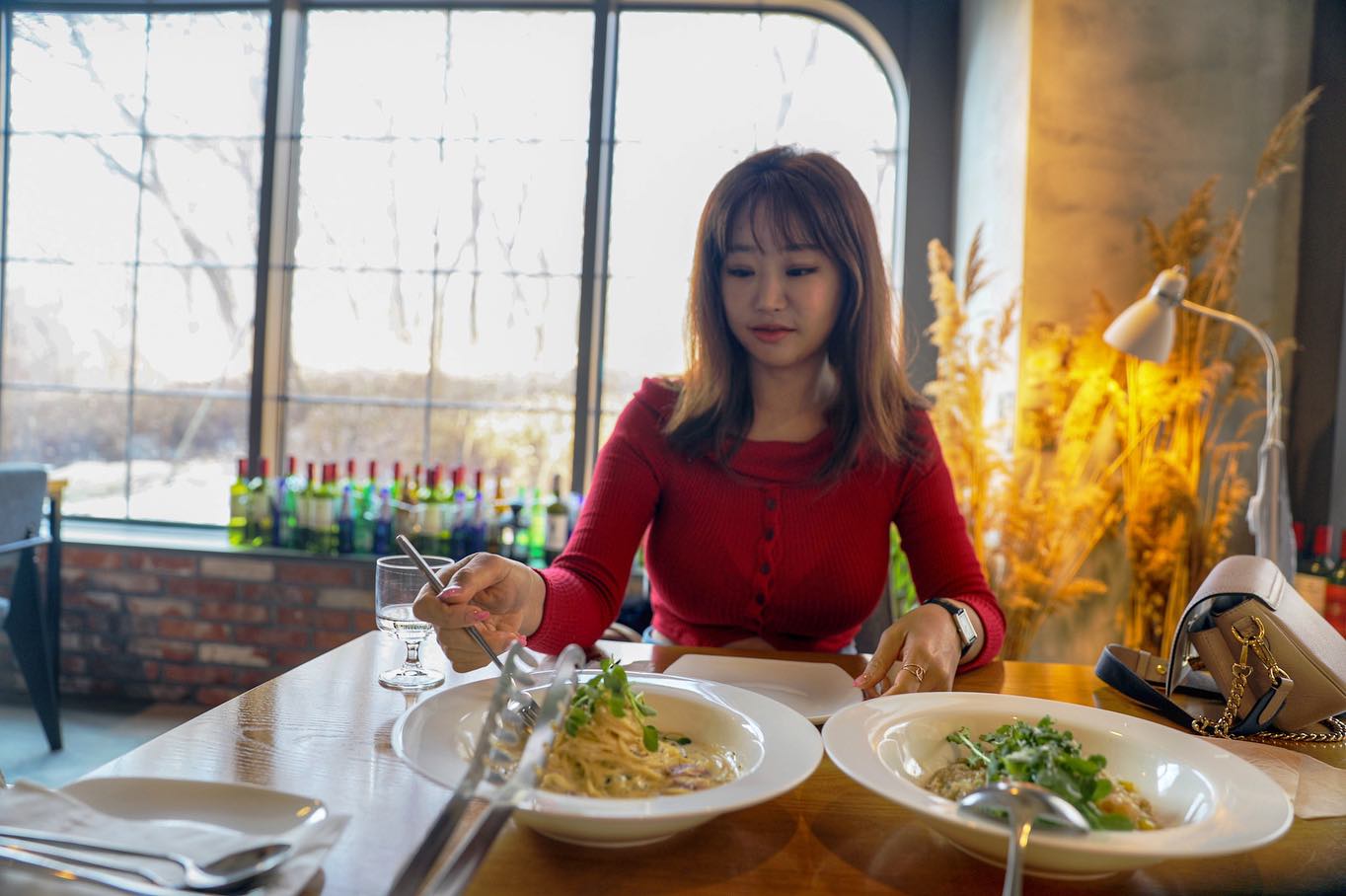 #운양도파스타 맛집 뿌스러 #운양동 왔어용❣️
남편이랑 왔는데 #파스타맛집 #세라피코 인테리어 넘 고급져저
연애할때 느낌났구요❣️음식이 너무 깔끔하니 맛있어서 정말 기부니가 좋았음요 #파스타 넘 맛있구요 #까르보나라 특유의 느끼함을 잡은 담백하고맛있는 #크림파스타 킹정
#김포맛집 또 한군데 뚫어서 뿌듯한 나 ㅎ ㅎ
#리조또 역시 깔끔하게맛있고 #고르곤졸라 는 도우가 얇아서 진짜좋았어요 😝도우얊은피자 정말조아요
매장 앞 바로주차 가능해서 이용하기 더 편했습니당
담에또갈꺼👍😊ㆍ
ㆍ
ㆍ
ㆍ
ㆍ
ㆍ
ㆍ
ㆍ
ㆍ
ㆍ
ㆍ
ㆍ
#협찬#리뷰노트