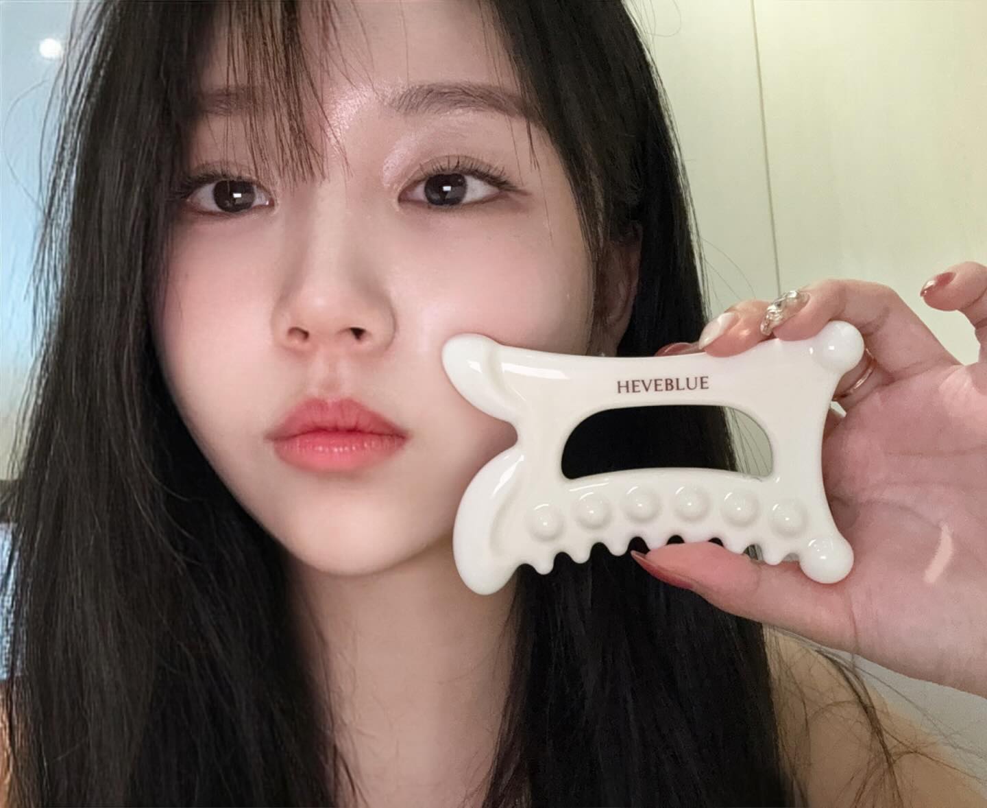 여름이니까 -!
기초가 탄탄해야 수분감이 가득한거 알조 ?

헤브블루에서 선물해주신 내 첫 괄사 넘 예브지 않냐며🤍
.
.
.
heveblue_cosmetic #헤브블루 #기초제품 #기초화장품 #폼클 #클렌져 #수분크림추천 #수분관리 #피부관리법 #괄사마사지 #괄사추천 #괄사경락 #경락효과 #경락관리