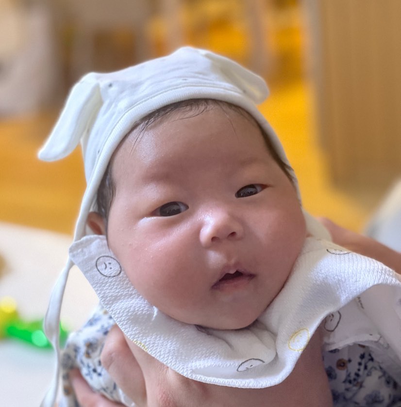 우리 지유👶🏻❤️ 신생아 때 모자가 인제 꽉 끼는데 너무 귀여워서 강제로 씌우고 있는중....엄마가 미안해 근데 넘 귀여워😖😖😖
#포동포동#46일아기#👶🏻#🐯👶🏻