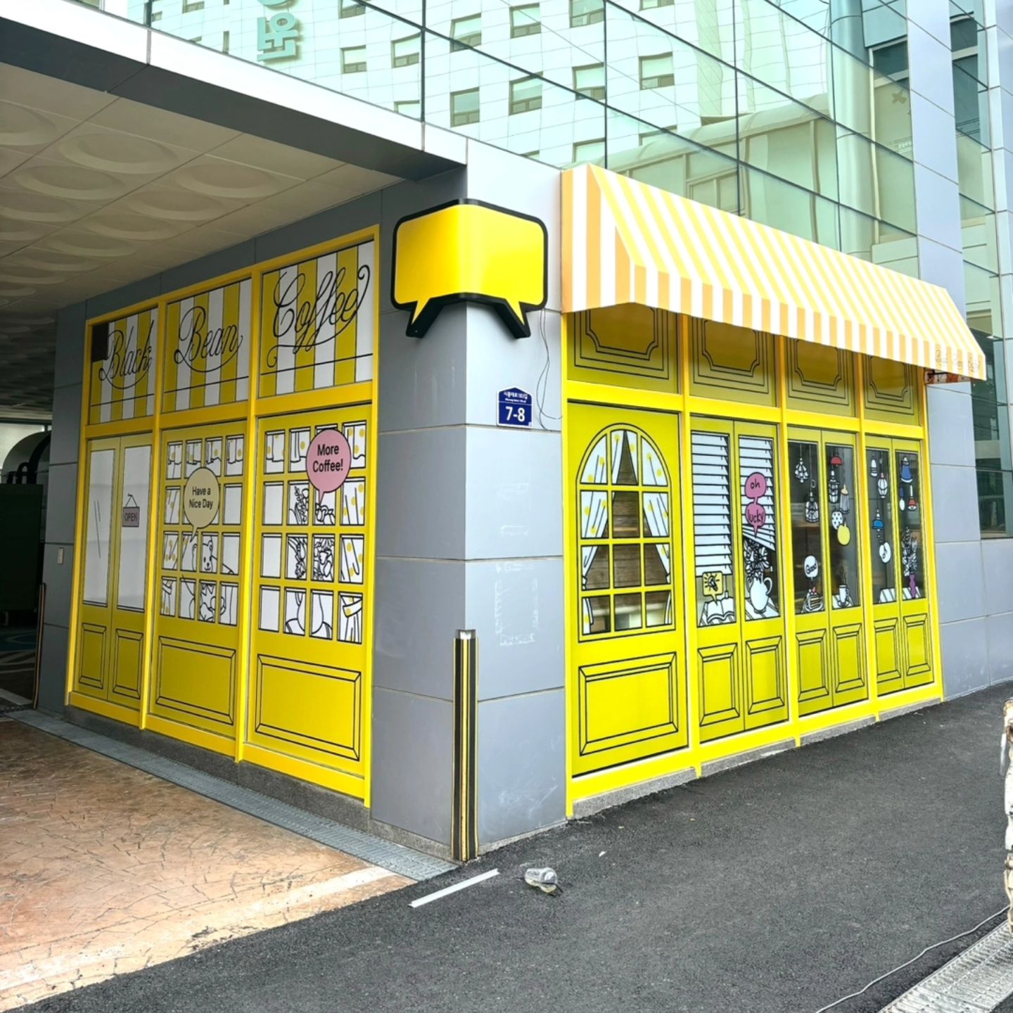 병원 마지막 근무 날
미팅하고 갔었는데...와👍😀
오늘 작품 완성 되었다고 작가님께서 
사진 보내주심! lalala_ukyoung 
노랑덕후 마음 홀린다 흐🤭✨️최고

<병원 신관 1층 까페 테이핑아트>
프로젝트그룹옆×이유경작가님