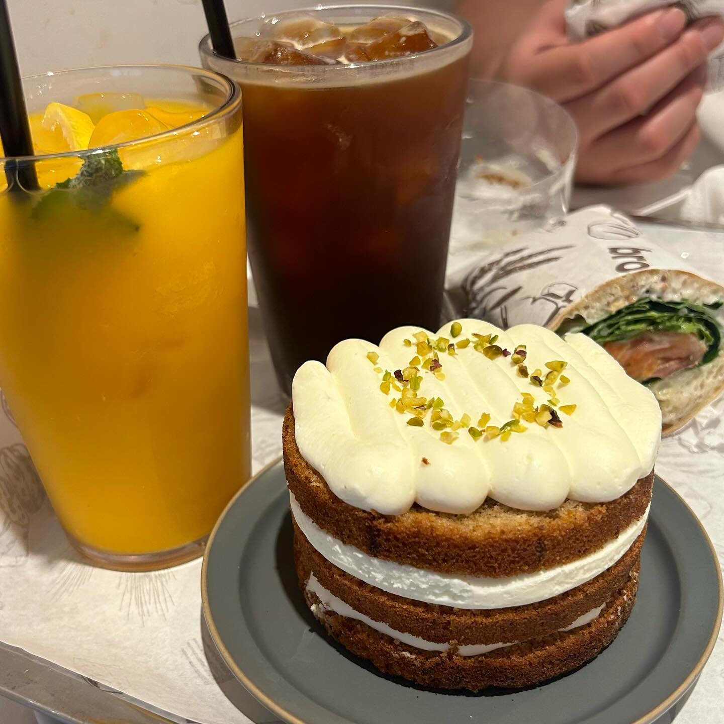 오랜만에 머리 안감고 온 카페😝1인1디저트 은근 배부르네욤 모두 행복한 주말 보내세여💓💓💓💓
#카페 #디저트 #당근케이크 #일상 #맞팔 #소통 #답방