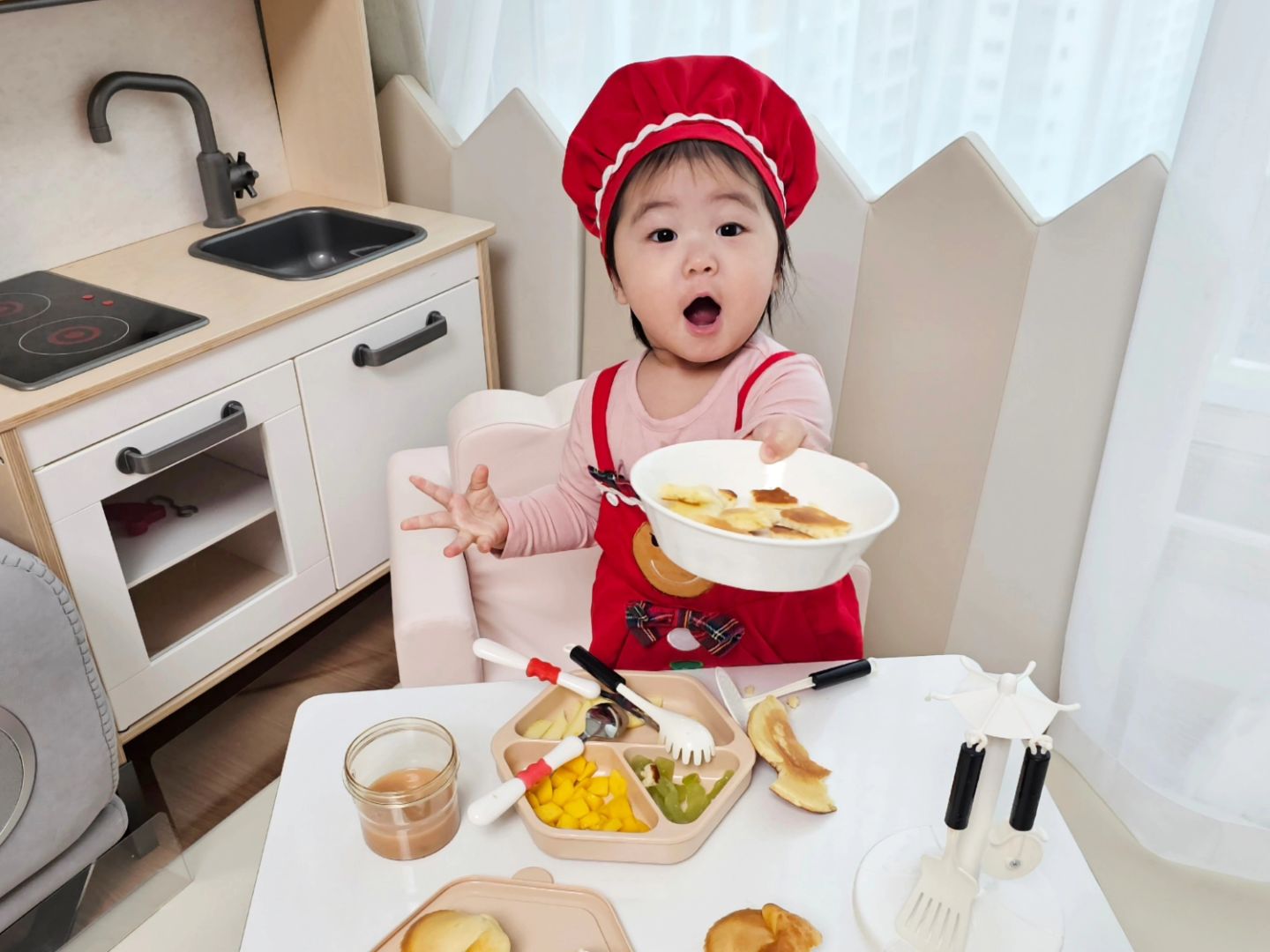케이크만들기 하는 날 
등원룩으로 입혔던 꼬마요리사룩👩‍🍳

한번입히기엔 아까워서
방학마지막날에 요리사놀이해줬다~~!

팬케이크에 뭔가 바르는 시늉도 하고
냠!😋 먹는 연기도 하고ㅋㅋ
손으로 잘라서 엄마한테 먹으라고 주는 예삐!!❤️

개인기도 진짜 많이 늘고
말귀도 다 알아듣고~ 넘 신기한 요즘
언제 이렇게 컸어~~~!!기특해!!😍😍
.
.
#육아일기
#육아스타그램
#가정보육