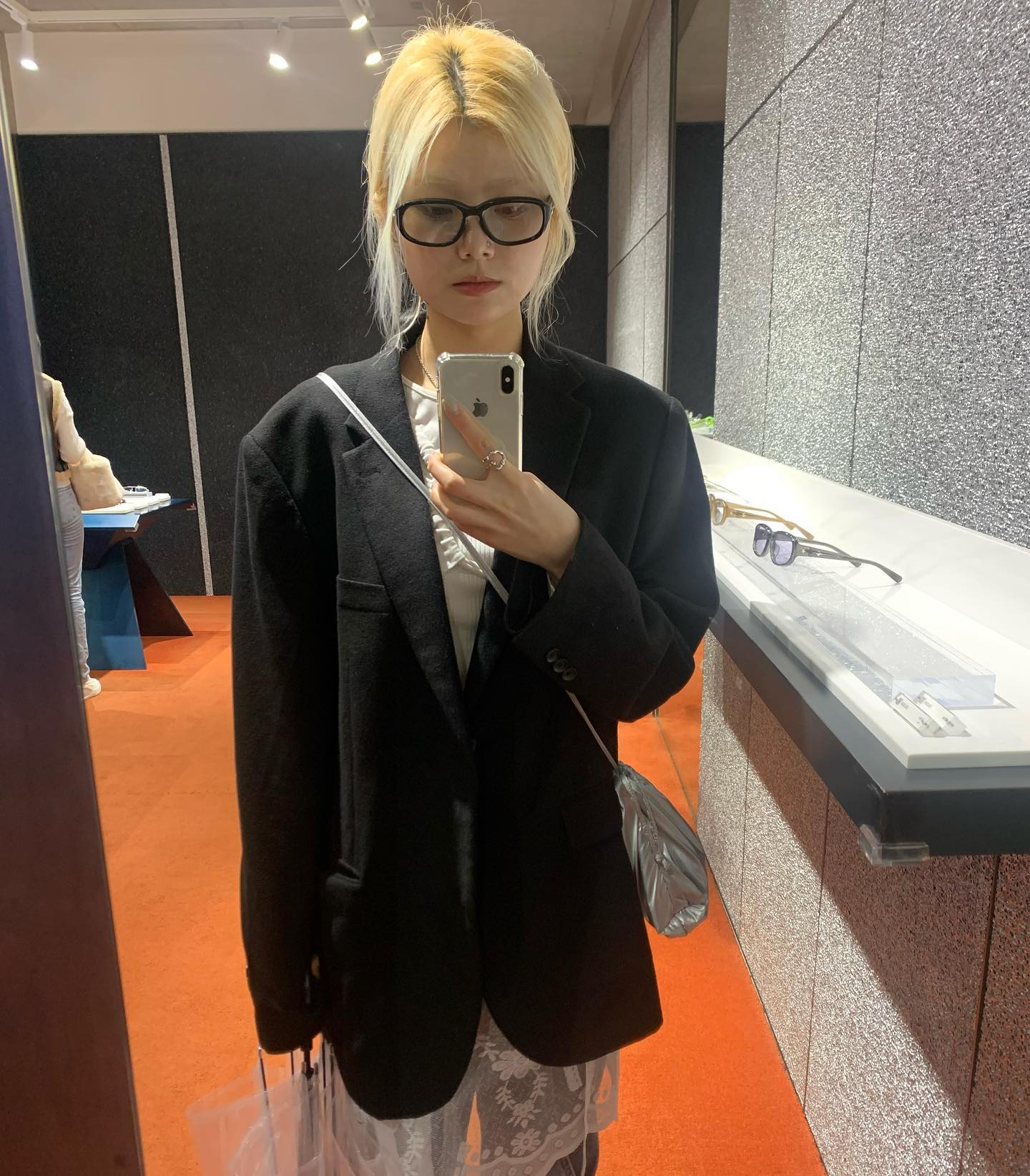 정우혁: 어째 안경만 쓰면 만화 캐릭터처럼 생겼지