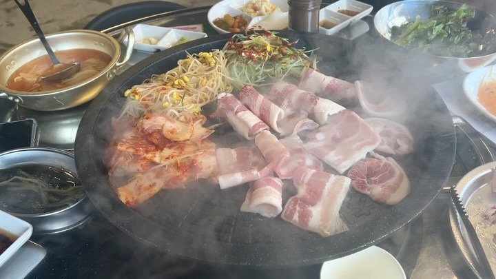 전주 불안주와 같이 먹는 냉삼겹살 ”냅다청양집 전주객리단길점“
시원하게 오픈된 매장으로 고기먹기 딱 좋은 객사맛집.
불안주와 쫄면이 포함된 가성비 갑 세트메뉴가 있어서 주문!
- 청양 큰세트(큰판모둠650g+불안주+오봉쟁반쫄면) 55,900원
- 청양 작은세트(작은판모둠450g+불안주+오봉쟁반쫄면) 45,900원
작은세트에 불치즈닭으로 주문하고 뜨끈한 누룽지탕까지 주문.
냉 우삼겹+삼겹살+롤항정이 나오고 치즈 듬뿍 올려진 매~~콤한 불치즈닭까지!
밑반찬들 큼직한 불판에 같이 올려주고 고기랑 같이 쌈싸먹으니 꿀맛!
불치즈닭은 진짜 매콤해서 스트레스 풀려요👍
쟁반쫄면이요... 양이 엄청나요... 잘먹는 2명이서 작은세트 다 못먹을정도
새콤달콤 쌈에 넣어먹으면 얼마나 맛있게요~
가성비 갑!!!! 후식으로 요구르트까지 써비스~~
요런 고기술집은 화장실 더럽기 마련인데 화장실까지 깨끗 완벽!
가성비로 고기와 불안주, 쫄면까지 배 든든히 먹고 왔습니다!
-이 글은 리뷰노트를 통하여 본 업체에서 제품 또는 서비스를 제공받아 작성된 글입니다.-
#객리단길맛집 #객사맛집 #객리단길삼겹살 #불안주 #쟁반쫄면 #냉삼 #전주고기 #전주냉삼
#전주맛집