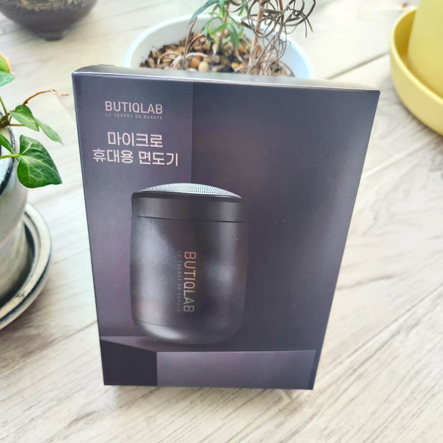#협찬

작지만 자극없이 부드럽게 잘 깍이는 초소형 면도기.

외근 여행할 때 요거하나면 끝

C타입 충전기로 간편하게 충전하고 늦게 일어났을때 차에서 간단히 면도하고 충전착

한두개 사두고 차에 두고 사무실에 두면 걱정없음.

심플한 디자인 여행 출장 차량에서 사용이 편리해요.

달갈크기만한 내손안에 착!!!

butiqlab

#전기면도기 #면도기 #휴대용면도기 #소형면도기 #면도기추천 #여행용면도기 #바리깡 #제모기 #뷰티끄랩