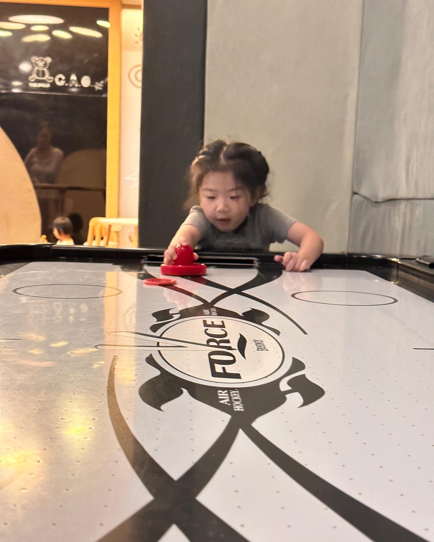 제주살이 4일차
23.09.21

아침에는 신라호텔에 키즈체험이 있길래 신청해서
호다닥 아침 먹고 10-1시까지는 별이는 체험! 
나는 그 시간에 마사지! (밟아주는데 시원햇슈,,,)

그리고 아이들의 성지✨ 
뽀로로 테마파크 입성!

들어가서는 오잉! 이게 끝인가? 
생각보다 금방 나오겠는데? 싶었는데
아니쥬🧏🏻‍♀️🧏🏻‍♀️ 마감까지 찍었쥬~~

처음에는 놀이기구들 타주고!
그 다음에는 키카처럼 노는 곳에서 거의 3시간!
전피드에도 썼지만, 이제 별이가 혼자 잘 놀아서 얼마나 다행인지 몰라🥹

두번의 고비가 있었지만
그물망 쳐져있는 곳은 무서워서 이도저도 못하고 울음…🥲
그래도 우리 공주 잘 놀았다~~~

둘 다 너무 배가 고파서
숙소근처에 있는 갈치집에서 고등어구이 먹고ㅋㅋㅋㅋㅋㅋ
갑자기 졸려하는 김별, 
3분안에 기절해서 들고매고 가는 내내 힘들긴했지만,,💦
그래도 내 자유시간이 있어 너무 행복했던 시간

야경즐기면서 맥주로 마무으리