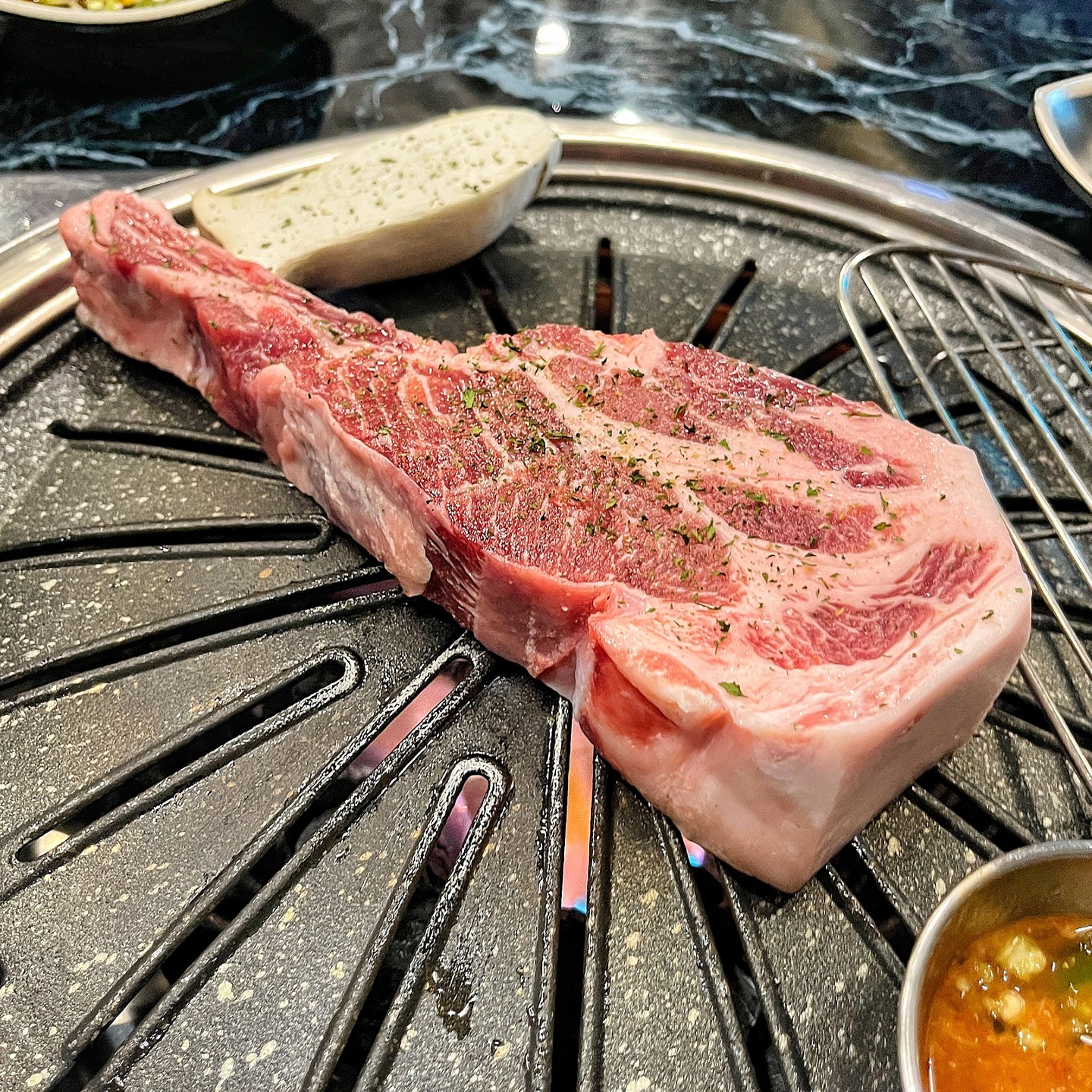 장한평역 돈마호크 맛집 #제주육돈가 🍗

#돈마호크 큼지막한 비주얼을 보고 화들짝 놀랐어요~😮
게다가 제주산 고기라 그런지 잡내도 없고 육질이 너무 부드럽답니다 🤭

사이드로는 고소한 챔기름 냄새 솔솔 나는 #간장계란밥 💛
고기 한 점에 와사비 올려서 한 입 먹으면 얼마나 맛있게요 🤗

쌈에도 싸 먹고 멜젓에도 푹 담궈 먹으니 리얼 맛도리랍니다 👍

부드러우면서 풍미가 좋은 돈마호크가 먹고싶다면 제주육돈가로 GOGO💨

🔴 제주육돈가 장한평역점
📌 서울 동대문구 장한로2길 41 1층
☎️ 0507-1440-5255
⏰ 평일 11:00 - 23:00 주말만 16:00 오픈

📋
돈마호크 420g (36,000)
간장계란밥 (4,000)