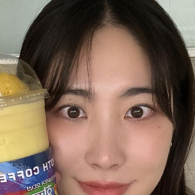  히닝 on Instagram: "#광고 @mmthcoffee 

푸딩에 미친ㅈr들 ㅇㅕ기로 모여랏...⭐️🔥
매머드커피가 사고쳤네요
푸딩으로 만든 음료라니요...!
안 먹어볼 수 없어서 달려가봤습니다
이번에 나온 신메뉴들을 다 쓸어와봤어요

- 커스터드 푸딩 쉐이크 : 5.3
- 커스터드 푸딩 라떼 : 4.3
- 꿀 우유 크림도넛 : 3.5

스피드가 생명인 곳인지라 엄청 빠르게 만들어주셨어요!
직접 눈으로 봤을 땐 신기신기
아무래도 테이크아웃 전용 매장이라 
퀄리티에 크게 기대하지 않았는데 괜찮더라구요 
둘다 푸딩에 번트 카라멜 소스가 어우러진 음료인데 
피곤할 때 먹으면 당 충전 될 것만 같은 느낌!

커스터드 푸딩 라떼는 부드러운 맛이 쉐이크보다 더 강했는데 
샷추가해서 먹으면 더 맛있을 것 같은 맛이었어요
꿀 우유 크림 도넛엔 바닐라빈이 콕콕 박혀있으면서 
진한 우유 크림의 조화가 좋았답니다😜😜
말고도 다른 디저트들과 음료들도 너무 맛있었구요

이제 비가 그치고 나면 날씨가 빨리 더워질텐데 
갑자기 체력소모가 많이 된다는 느낌이 왔을 때 
푸딩 라떼나 쉐이크를 먹으면 너무 좋을 것 같아요

이번 신상 메뉴라서 한정판으로 나올까 싶지만 
너... 계속 나와주면 안되겠니? 🥹🥹"