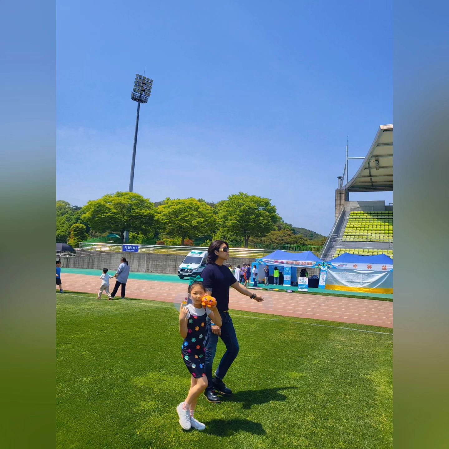 #어린이날행사 #당진종합운동장
덥다더워 그냥 한바꾸 쭉돌고ㅋㅋ
후딱 나오기😂 날씨 한여름같누😅
#애지중지귀한외동딸#사랑해