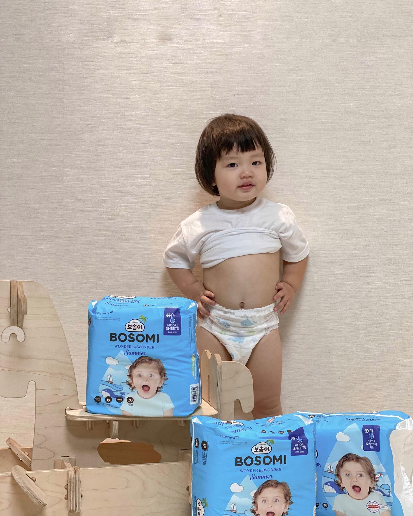 #협찬 ㅣ bosomi_official 
무더운 여름철 시원하게 보낼 수 있는 방법⠀
⠀
📍 원더바이원더 썸머 팬티 기저귀⠀
땀이 많은 로이인데 여름이라 걱정이 더 많았거든요. 그런데 보솜이 원더바이원더 썸머 기저귀는 시원한 모달 소재로 10초만에 온도가 2도 감소가 되고 피부와 닿는 끈적임 억제를 해주는 소재를 사용해서 너무 좋더라구요.⠀
⠀
⠀
⠀
그리고 얇은 23형 대비 32% 더 얇아져서 초슬림핏으로 얇고 가벼워서 더 좋아요. 움직임이 달라지는 로이, 신난거 보이시죠? 이중 옆샘 방지 안심 가드라서 샘 걱정 없답니다.⠀
⠀
⠀
#여름기저귀 #아기기저귀 #썸머기저귀 #보솜이기저귀 #모달기저귀 #로이이야기ෆ ⠀