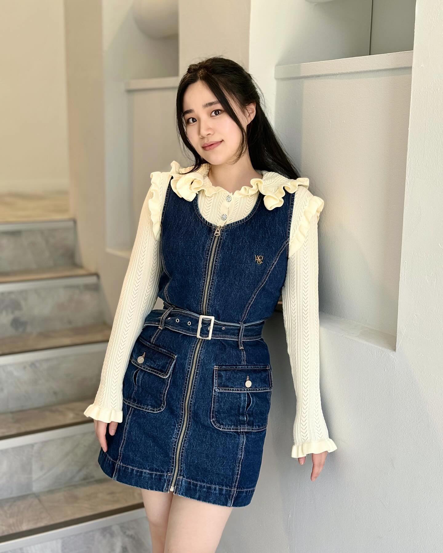 -
💙💛💙 모두 즐거운 주말보내고 계신가요? 
더위를 잘타는데  점점 여름날씨로 바뀌고 있어서
긴장하는중입니다,,겨울엔 손발차고 여름엔 뱀파이어마냥 
몸이 타들어가듯이 더워하는 분 있나요? 그래서 여름이 좀 무서워요
냉장실로 얼굴을 빼꼼 넣어놓는 사람이라…ㅎㅎㅎ

여름엔 휴가의 계절! 벌써 설레고있어요  이번엔 꼭 물놀이를 할거거든용
요즘 식단이 풀려서  이러다가 수영복을 제대로 입지도 못할거같아요
비키니는 꿈에도 못꿀거같은데  다시 열심히 해보려구요😋
.
.