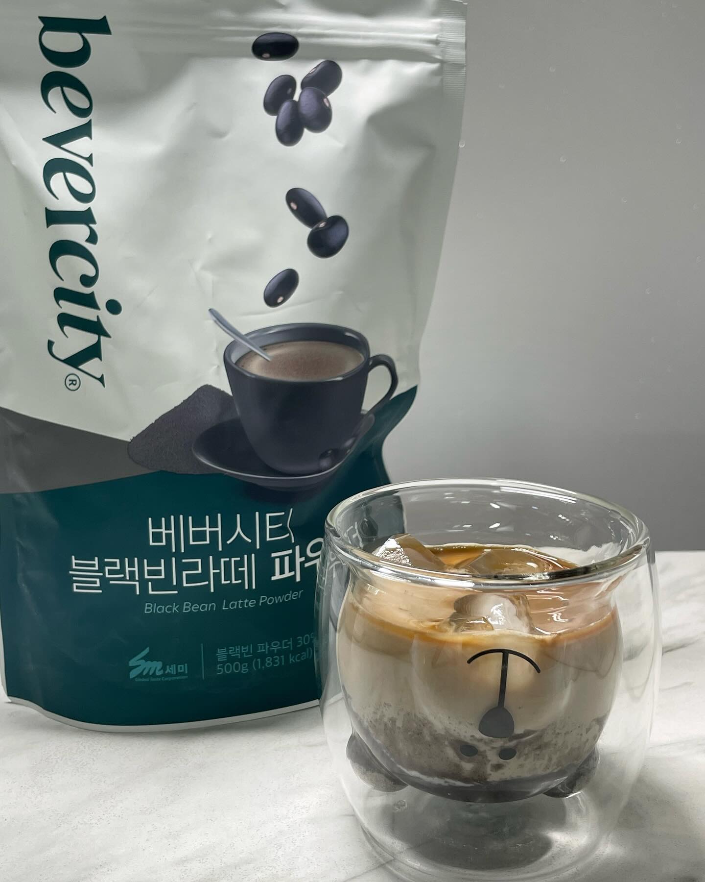 #제품제공 

bevercity 

베버시티 블랙빈라떼 파우더 🫘
블랙푸드 (찰흑미, 검정깨, 서리태 등) 함유되어 더 고소한 라떼 파우더

그냥 우유만 넣어도 맛있는 블랙빈 라떼 완성 ➰
개인적으로 라떼에다 블랙빈라떼 파우더 추가 해먹으니 더욱 고소하고 포만감 있어서 아주 매력적이였습니닷 🖤

️☑️ 베버시티 블랙빈라떼 파우더 500g 10,200원

*베버시티로부터 제품을 협찬받아 작성하였습니다 ˙ᵕ˙

#세미기업 #베버시티 #베버시티마켓 #bevercitymarket #홈카페