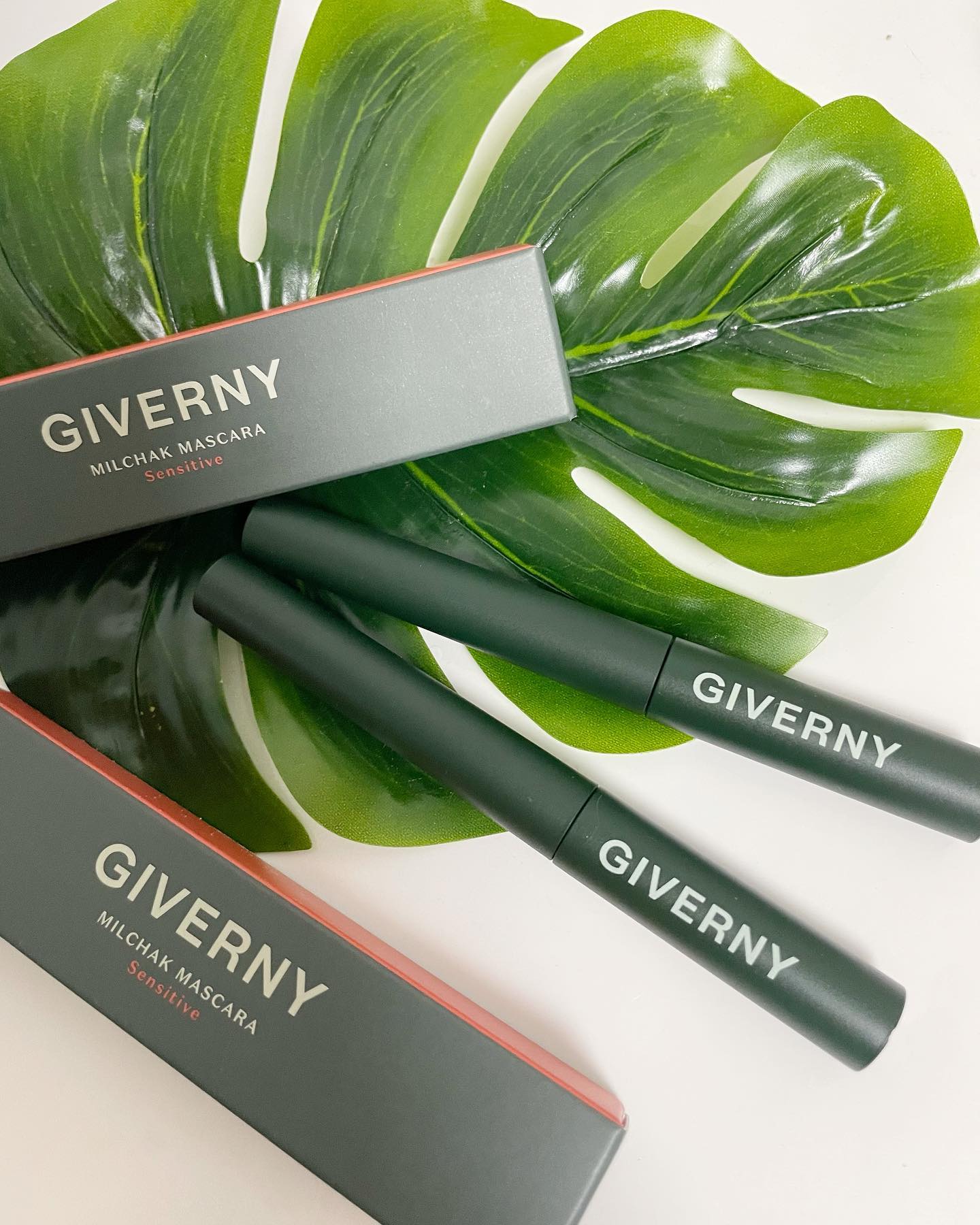 #광고 giverny_korea

요즘 올드머니가 핫하길래 지베르니 센서티브 마스카라로 올드머니 메이크업 해봤어요. 밀착 센서티브 마스카라라는 이름처럼 속눈썹에 착붙어서 깔끔하게 메이크업을 완성해주는 마스카라인데요. 초슬림 브러쉬로 꼼꼼하게, 티 나지 않는 자연스러운 연장이 되니까 또렷한 눈매가 마음에 들더라고요. 제가 사용한 컬러는 블랙브라운 컬러여서 오묘한 매력은 덤..♡

지금 올리브영에서 아이 기획전 행사중이에요 ••
지베르니 아이 37% 할인, 장바구니 쿠폰 추가 5% 할인 등
여러 행사가 진행중이니 참고해보세요 !

#지베르니 #Giverny #밀착센서티브마스카라 #센서티브마스카라 #올리브영마스카라 #언더래쉬마스카라 #마스카라 #마스카라추천 #올리브영마스카라추천