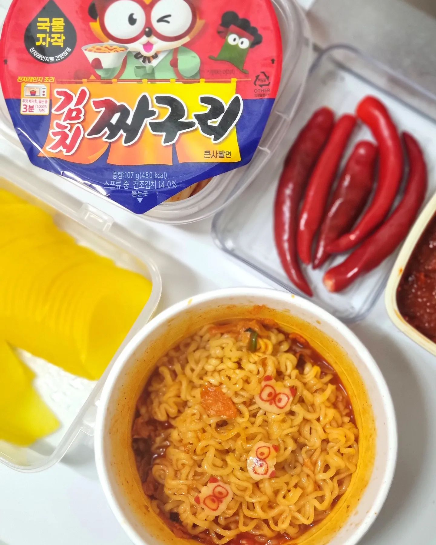 #챈이네
.
.
너구리 귀여워🥹 전자렌지 3분 돌려서 먹으니
더 진하고 맛있는데 김치도 많이 들어있어서
건더기 건져먹는 재미까지!👍 할머니 겉절이랑
단무지하고, 매운홍고추 씹어주니 딱이닷!🌶
.
.
#챈이네집밥
#김치짜구리
#농심
#농심컵라면
#컵라면추천
#오늘의집밥
#집밥메뉴
#선팔하면맞팔
#볶음면