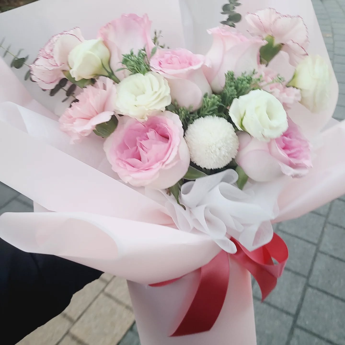 #2024.12.06
#노인대학 #꼬꼬마최여사

오늘은 울 엄마 노인대학 졸업하는 날
연차 쓰고 꽃다발 들고 엄마한테로~!!

벌써 2년 이라는 시간이 흘러 벌써 졸업
기특한데? ㅎㅎㅎ

엄마 주려고 꽃다발 산건데 
쿨내 진동하는 우리 엄만
 사진 다찍고 한다발 플러스 해서  다시 나 줬음!

집에 돌아와 생각해보니 엄마랑 둘이 찍은 사진이
한개도 없네 😭

왜간거냐..

attiflower
예쁜꽃다발 감사합니다^^

#건강하게만 #오래오래🙏🙏
#아띠플라워 #김포꽃집