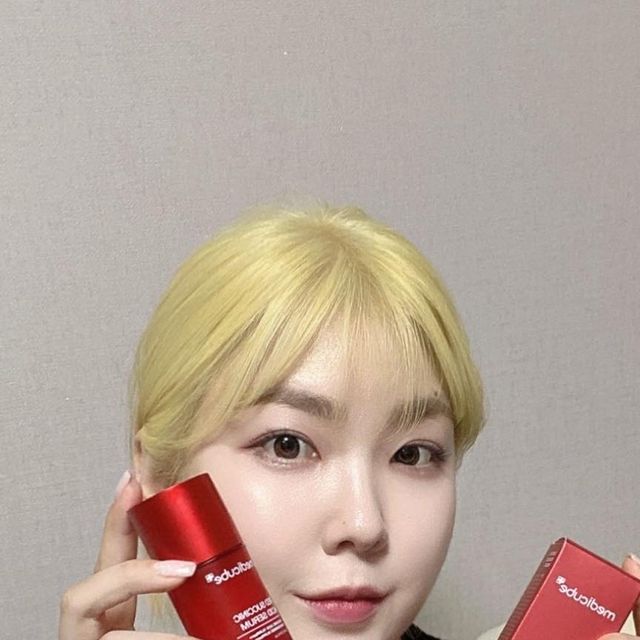 손예림 on Instagram: "#광고 
@medicube_korea 
메디큐브에서 색소침착,피부흔적을 
지워주는 레드 석시닉애씨드 흔적 세럼이  출시되었습니다~☺️

요즘 꽃가루, 미세먼지 때문에 뾰루지가 올라왔는데 흔적 세럼 덕분에 빠르게 
진정시켜주고 있습니다!😎

고농축 진정 세럼 제형이라 빠르게 흡수되고 피부에 광이 빤닥빤닥하게 돌아 
촉촉하게 사용할 수 있어요⭐ ️

이런분들께 추천드려요!!

⭕️여드름성 피부가 고민인 분
⭕️색소침착 흔적이 고민인 분
⭕️피부가 자주 뒤집어지는 분
⭕️매끄럽고 광이 나는 피부로 유지하고  싶은 분
 

#메디큐브 #medicube #AD #메디큐브흔적세럼 #색소침착 #흔적엔석시닉 #메디큐브필링세럼 #석시닉애씨드흔적세럼 #붉은기진정 #흔적세럼 #좋아요 #반사 #협찬 #협찬문의 #like"