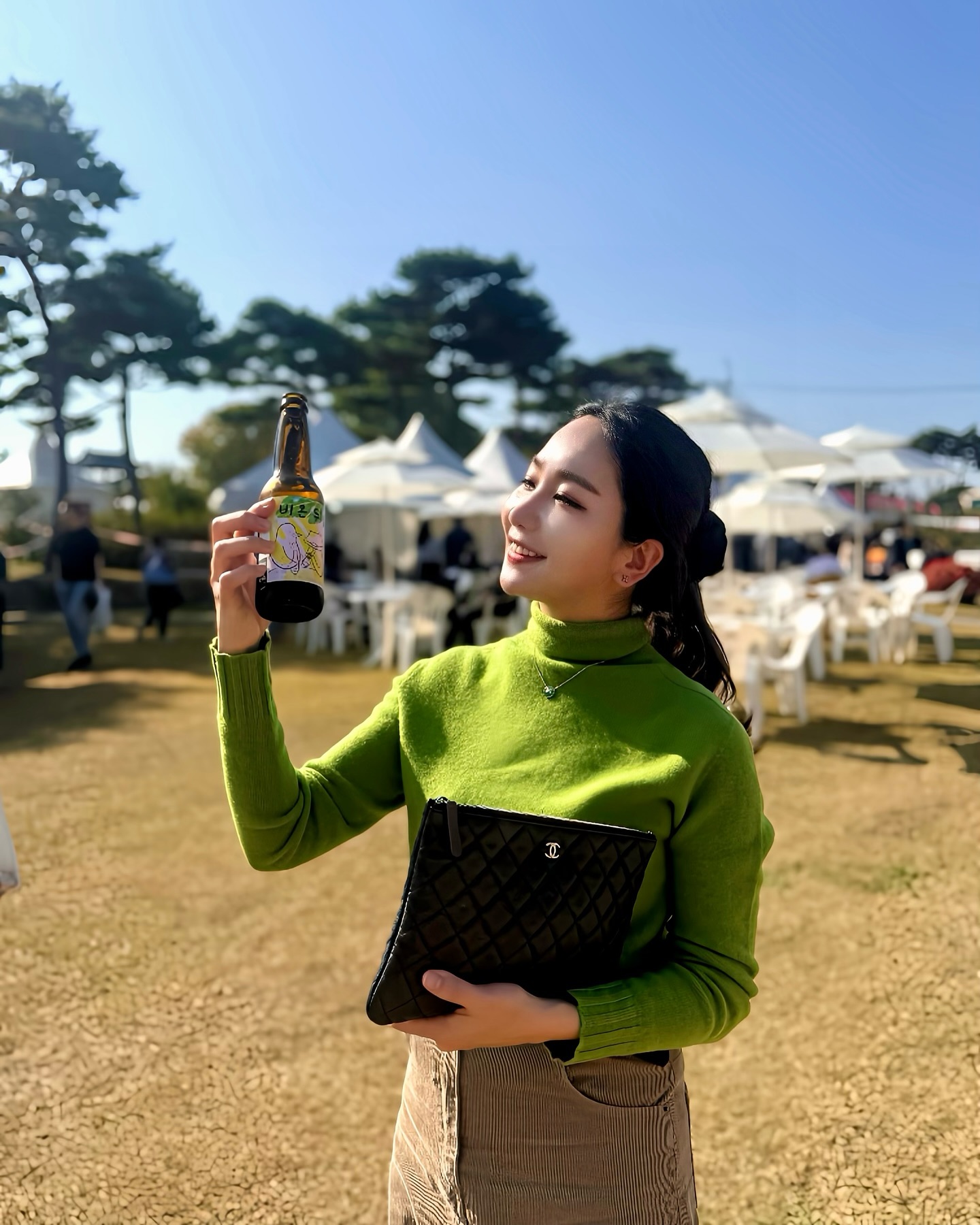 작년에 고기업을 하는 남자친구를 만나 이제는 저의 신랑까지 됐으니 제 #관심사 역시 #일심동체 따라가게 되나봐요 🙂
올해 #홍성 #바베큐 축제가 열린다는 소식을 듣자마자 달링에게 가보고 싶냐고 물어보고 주말에 다녀왔답니다~~
날씨도 너무 좋아서 그런가 사람들도 엄청 많이 왔더라고요 🌞
이정도면 흥한 축제였던 거 같아요 👍
저희 부부는 줄 서는 걸 싫어하는데도 이왕 왔으니 먹어보자고
#더본코리아 터널삼겹바비큐와 #웨버코리아 #2024웨버_GBF
홍성한돈훈연항정살bbq 줄서서 사고 맥주와 맛있게 잘 먹고 왔답니다 😋

그리고 또하나 중요한 사실! 축제에서 팔던 한돈, 한우 행사가보다 morning.farm.asan 저희 도소매 미트밸리축산이 더 저렴하고 품질이 좋았답니다 💓
축제가 끝났어도 저렴한 가격에 좋은 고기 구매하시러 #아산 #배방 
찾아주셔요 😆💗