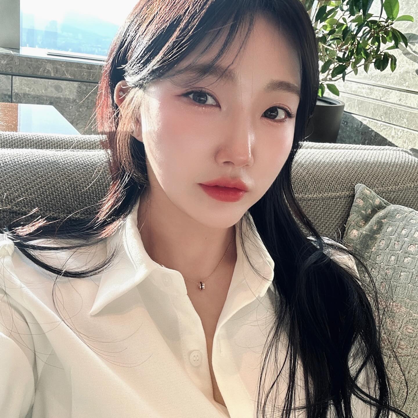#협찬 beautycam.kr
겨울이라 뭔가 새롭게 변신해볼까 하고 
뷰티캠으로 미리 헤어스타일 바꿔봄ㅋㅋ

요거 하다보니 재밌네? 난 평생 단발은 하지 않는 걸로…ㅋㅋㅋ
여자들 평생 고민 앞머리 잘말? 미리 해 볼 수 있고 염색까지! 
흑발이 제일 잘 어울리는 저는 이렇게라도 밝은 컬러 
대리 만족해봅니다. (갈색머리 진짜 안어울리네ㅋㅋ)
셀카 찍을 때 활짝 웃는 거 못하는데 
뷰티 캠이 보조개 미소까지 만들어준다구😘
화장 진하게 안해서 사진 찍으면 팔자랑 다크 유난히 잘 보이는
느낌인데 다크서클이랑 팔자주름 보정도 자연스럽고
새로 난 잔머리 정리까지 해주니까 정돈되고 더 예뻐보임
얼굴 톤이랑 윤곽 자연스럽게 맞춰줘서 메이크업 똥손이어도 
뷰티캠이 알아서 해주니까 이대로 샵 들고가고 싶다❤️

 
#뷰티캠 #BeautyCam #셀카보정어플추천 #AI표정 
#염색 #뿌염 #머리숱 #뷰티캠성형앱 
#수능 #성형#AI헤어#스마트헤어 #수능성형