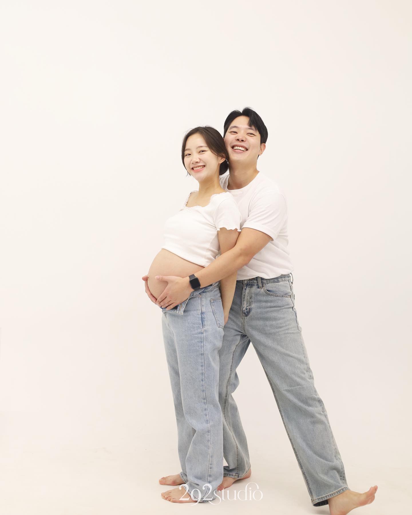 D-54🫶🏻

만삭사진 찍었답니다.. 시간이 언제 이렇게 간걸까요 두 달만 있으면 아기가 나온다니 설레고 겁도 나는 날들의 연속이에요.
어떤 날은 너무 기대되다가 어떤 날은 좀 더 있다 나왔으면 싶다가 
히히 이러나 저러나 아주 보고싶은 마음입니다.

조리원 연계 사진관은 왠지 모르게 찍기가 싫고 또 각잡고 스튜디오 사진 찍으려니 엄두가 안나고 셀프가 답이었는데...! 우리끼리 찍는게 더 자연스럽고 예쁘잖아요…👶🏻👫
예쁜 사진 남겨주셔서 감사해요🤍 292studio_