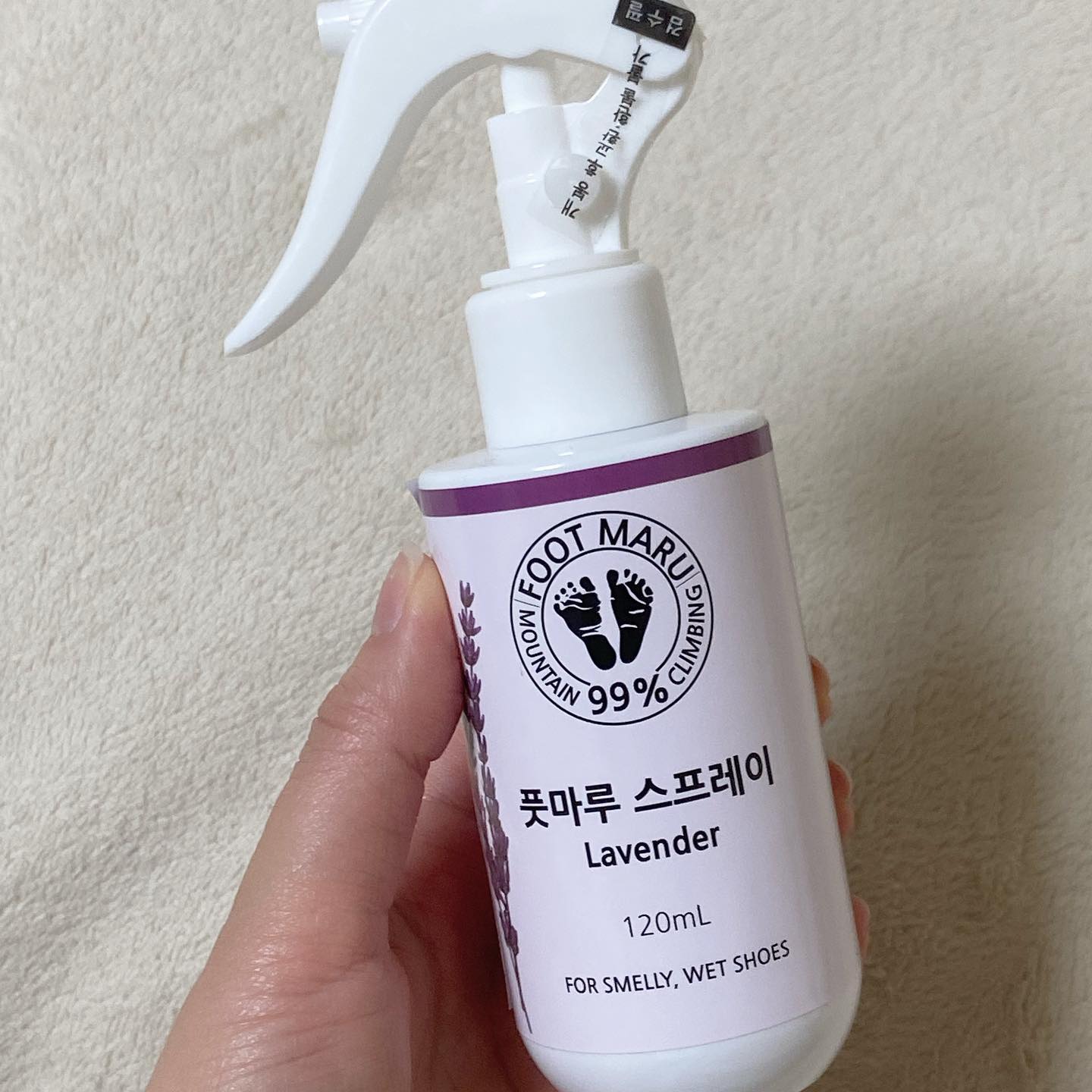 #협찬 신발에 뿌려주면 냄새제거에도 좋아서 자주 사용중인
#풋마루탈취제 
특히나 다가오는 여름에는 신발을 오래 신고있으면
눅눅하고 찝찝해 지는데 너무 유용하게 잘 쓸듯하다😊

EWG 1~2등급 원료로, 안심하고 사용할 수 있고
내가 사용한 스프레이 타입은 라벤더향이 은은하게 나서
신발이나 공중에 뿌려도 개운한 향이 너무 좋았다!

신발뿐만 아니라 탈취가 필요한 공간이라면 어디든,
신발장에도 사용 가능해서 유용함!

발에 사용할 경우에는 맨발보다는 양말을 신은 후
신발 안쪽, 깔창 쪽에 사용하면 된다❣️
스프레이 말고 파우더 형태도 있어서 편한 걸로 주문하면 될듯!
.
.
.
#신발탈취제 #운동화냄새제거 #슬리퍼냄새제거 #풋마루 #풋마루스프레이 #발냄새제거스프레이 #발냄새제거 #뷰티의여왕 #맞팔 #좋반 #좋아요반사