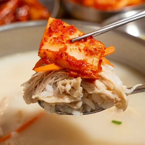 첫번째 사진보고 침흘린 인친님들 주목 ‼️ #공구예고
당진전통시장의 자랑, 길몽x모씨네 닭곰탕 밀키트를 가지구왔어여!
깊은 맛과 정성가득 담긴 길몽 닭곰탕을 간단하게 캠핑장에서 즐길 수 있도록 밀키트를 준비했습니다.
❤️진한 국물과 넉넉한 닭고기
- 놀랐던점 ! 닭곰탕이 익숙치 않아서 조금 걱정했는데 누린내 1도없고 담백함 그잡채 🥹 저 요즘 빠져사는중
❤️닭발 ,한우사골, 돼지사골 넣고 푸욱 고아 깔끔한 육수
- 엄청난 밥도둑이에요..
✔️육수넣고 육수끓으면 닭고명넣고 동봉된 파 넣고 드시면 끝!
진짜 너무 맛도리라 저도 쟁여둘 예정이에요 🥹❤️
저 진짜 쩝쩝박사라 먹어보고 맛없는건 공구 안해요 🫶
지난 공구제품들 드셔보신 분들은 아시쥬 ?
🍲 당진맛집 길몽 닭곰탕의 특별한 레시피로 쉽게 만들어보세요.
📆 2/22 ~ 24 딱 4일만 특가 OPEN.
✔️ 오늘 오후 6시 알림설정해주세요 !
#밀키트공구 #닭곰탕 #먹스타그램