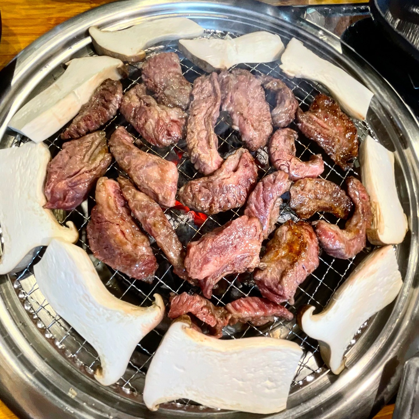 @숲속에서 고기 한판 사줄 친구 태그하기

이곳은 숲속까페이자 숲속 고깃집이자 온실 정원이 있는 관광농원이다. 

곳곳에 아름다운 꽃과 나무를 구경할 수 있고,
멀리 아름다운 산새가 눈을 행복하게 해 준다. 

보타닉 정원 안에 
깔끔하고 고기 잘하는 ‘보타닉 그릴‘이 있다.

정원 둘러보면서 더워질 즈음 
허기진 배를 채우고 입안을 만족시켜 줄 공간!

갈빗살은 부드러우며 윤기가 좔좔 흐르고
감칠맛이 넘치는게 입에서 금방 사라지고

후식으로 먹는 냉면은 새콤 달콤한게
고기 먹은 뒤 입가심으로 딱이다. 

고기가 부담이신 분들은 식사 메뉴로
차돌박이 된장찌개 판매하고 있으니 추천!

또한 입장료를 현금처럼 사용할 수 있어서
인당 7000원씩 할인받을 수 있는 
혜자로운 식당이다. 

강원도 여행예정이라면
정원도 구경하고 맛있는 고기도 먹으러 고고!!

🥩와규 등심 29000
🥩갈빗살 19000
🥘차돌박이 된장전골 15000

⏰17:00-21:00
 (매주 화요일 정기휴무)
🏠강원특별자치도 평창군 방림면 고원로 63 (계촌리) 보타닉그릴

#웰리힐리맛집#둔내맛집#평창맛집#온실정원#평창관광농원추천#둔내소고기맛집#보타닉그릴