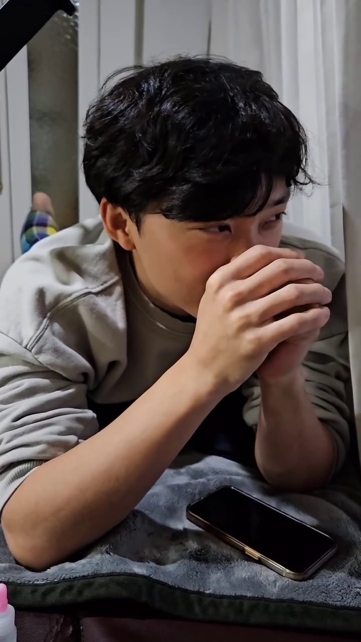 ㅋㅋㅋㅋㅋ
릴스에 떳길래 한번해봄...
우리여보는 날 어떤 아내로 볼까....ㅋㅋㅋㅋ
빨간색이면 오늘 밥 주지 말라던데...😂😂😂

카메라 드는순간 머리굴리던.......

첨에 검은색이라고 했다...ㅋㅋㅋ
빨주노초파남보 전부 다 섞으면 나오지....ㅋㅋㅋ

무지개색 중에 날 보면 떠오르는 색은??

결과👇🏻

❤ 👉🏻 그냥 마누라
🧡 👉🏻 애인같은 마누라
💛 👉🏻 동생같은 마누라
💚 👉🏻 친구같은 마누라
🩵 👉🏻 편안한 사람
💙 👉🏻 지적인 여자
💜 👉🏻 섹시한 여자

다른건 마누라인데.. 남색 보라색은 여자네.....ㅋㅋㅋㅋㅋㅋ
재미로 한번 해보세욧 🤭