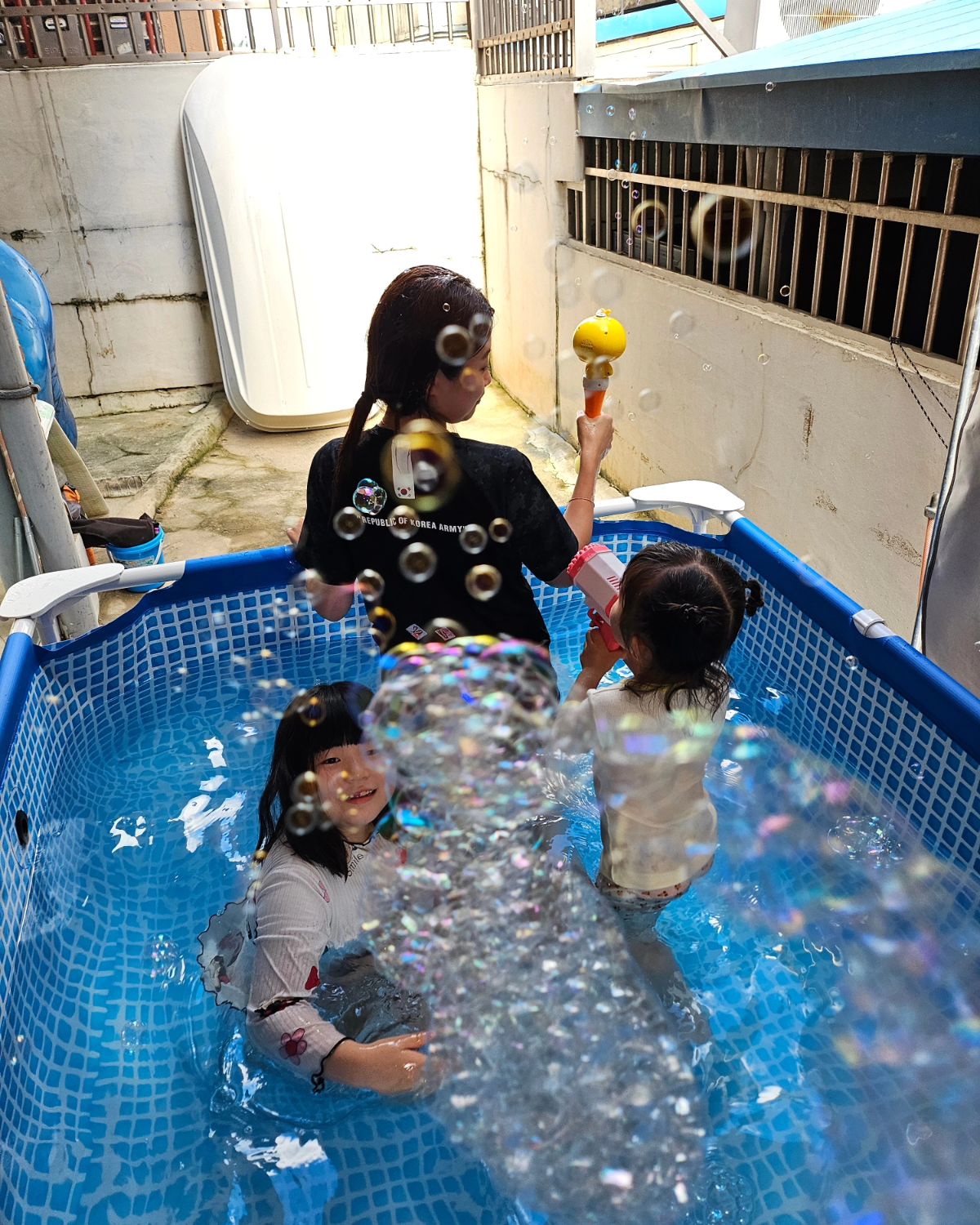 이모랑 홈캉스🫧
2차전은 집에서 물놀이💦
물놀이 다하고 씻고 나와서 
비눗방울 놀이🫧
신나게 원 없이 놀고 다시 씻었다는😅
그래도 너무 신나고 재미있게 보내서 조탸♡
이모가 있어 행복한 딸랑구들
이모 없었으면 어쩔뻔?!?!?

2024.7.29.월. #이모덕에 #신나게놀아씀 #이모꼬마워♥️