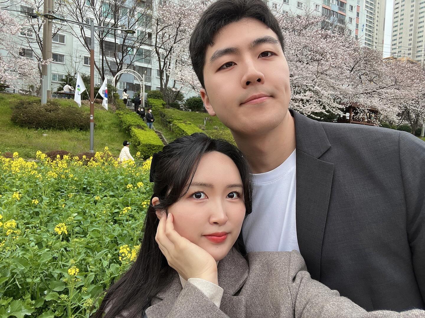 날씨는 흐렸지만 꽃놀이 성공 🌸🌼
교대역에서 온천장역까지 걸어갔는데 너무 좋았음
나도 배드민턴 치고 싶다아