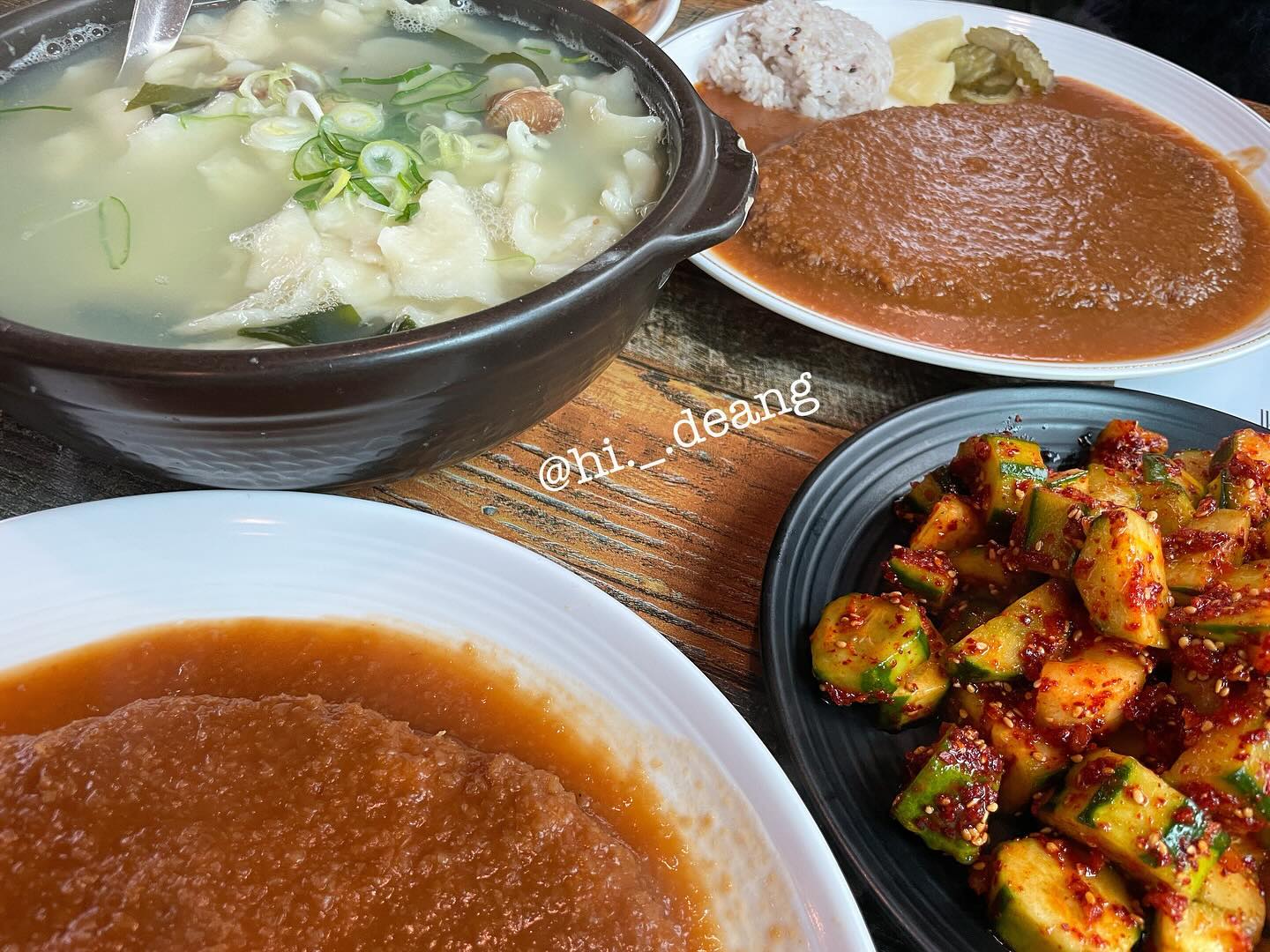 ॱଳ͘ 
오늘은 언니네랑 같이 데이투🤍

순천 '송치마을' 에 가서 
수제비에 돈가스 먹기

비 오는 날에 수제비는 국룰!!

#순천 #송치마을 #수제비 #돈가스